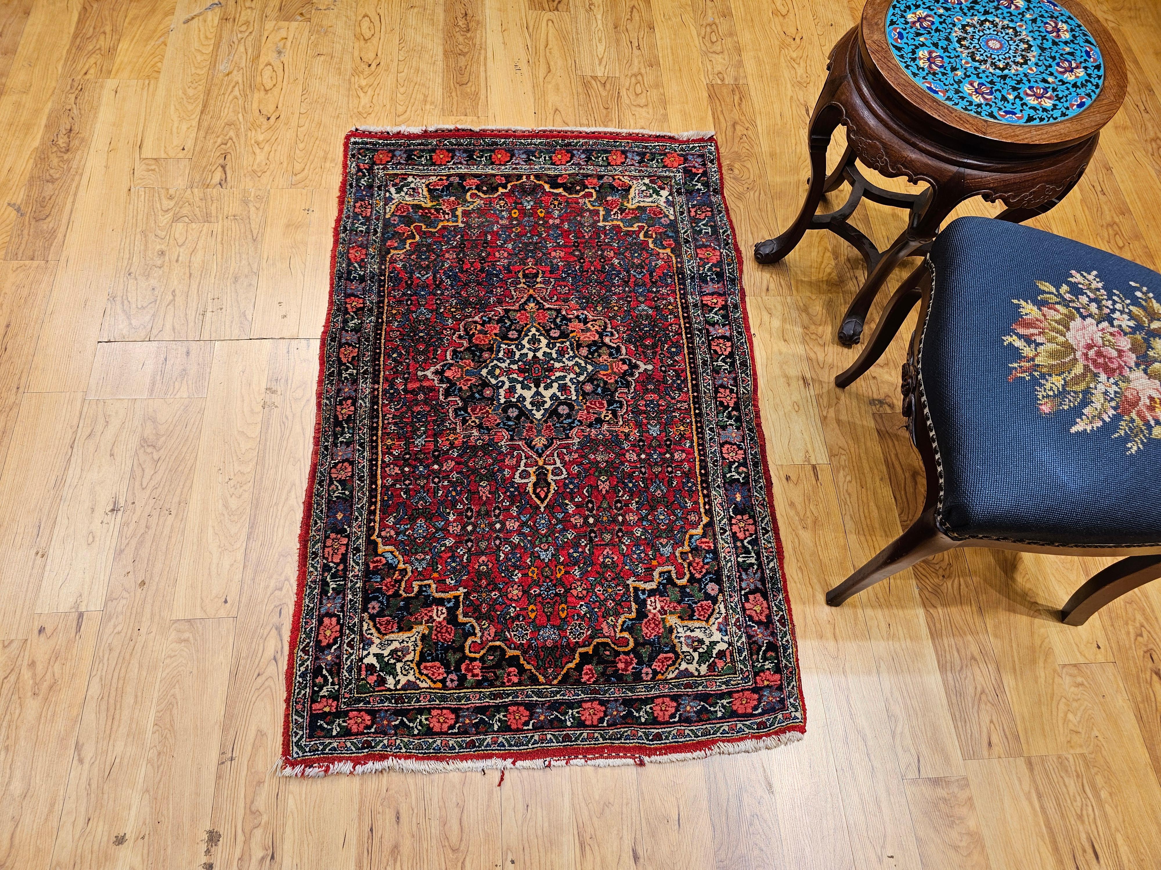 Persischer Bidjar-Teppich in Rot, Marineblau, Grün, Blau und Gelb im Angebot 5