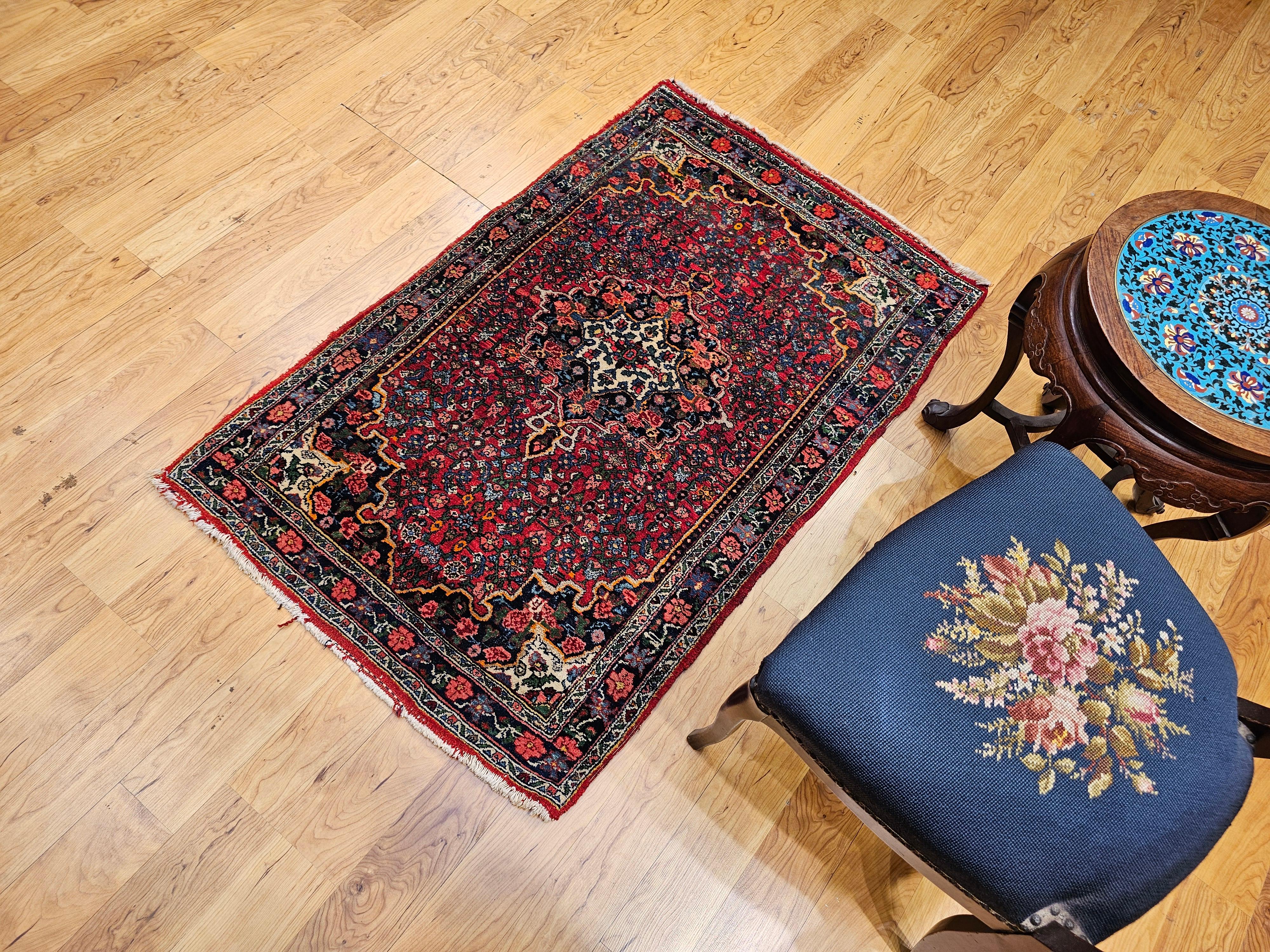 Persischer Bidjar-Teppich in Rot, Marineblau, Grün, Blau und Gelb im Angebot 6