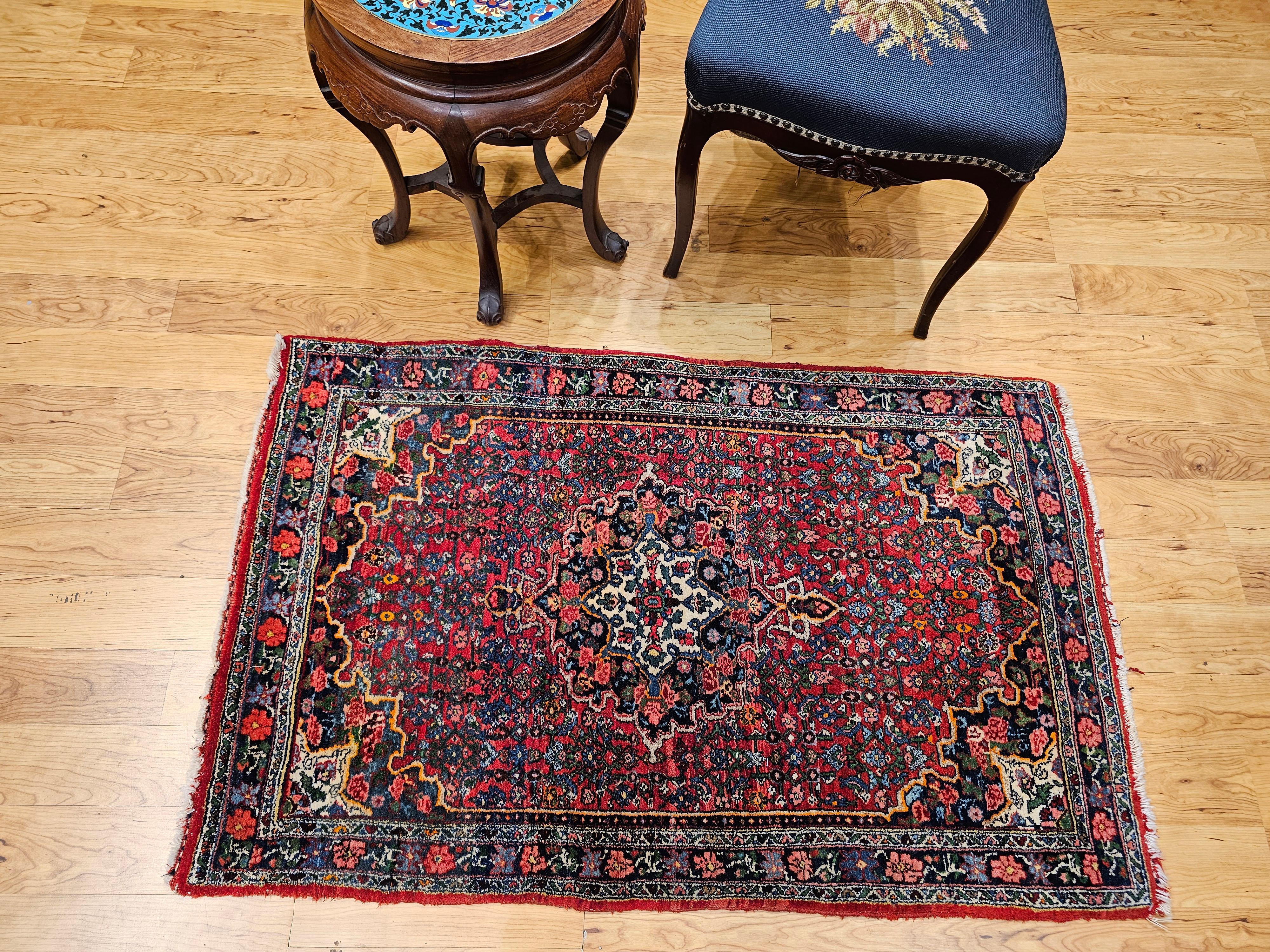 Persischer Bidjar-Teppich in Rot, Marineblau, Grün, Blau und Gelb im Angebot 7