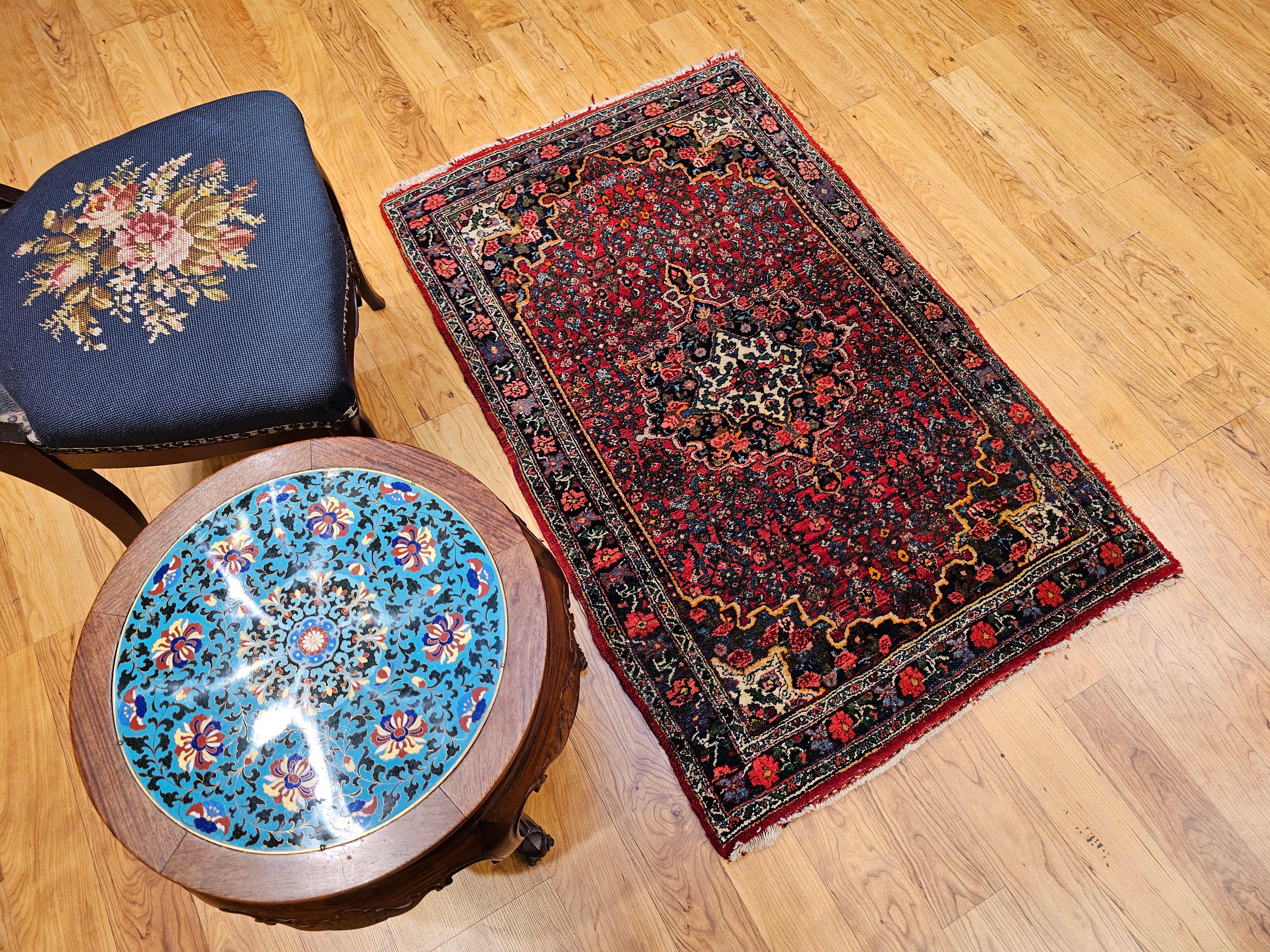 Persischer Bidjar-Teppich in Rot, Marineblau, Grün, Blau und Gelb im Angebot 8