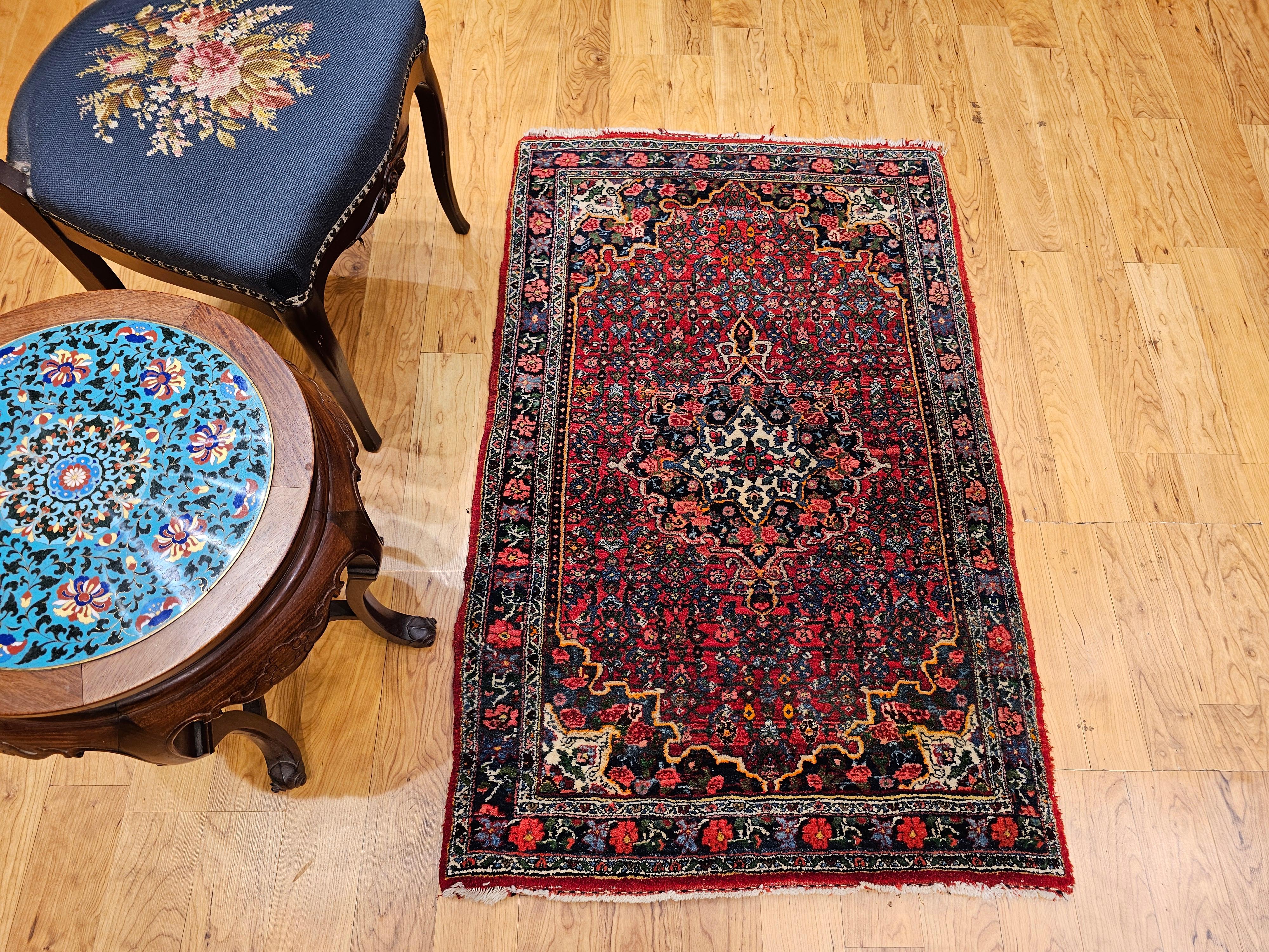 Persischer Bidjar-Teppich in Rot, Marineblau, Grün, Blau und Gelb im Angebot 9