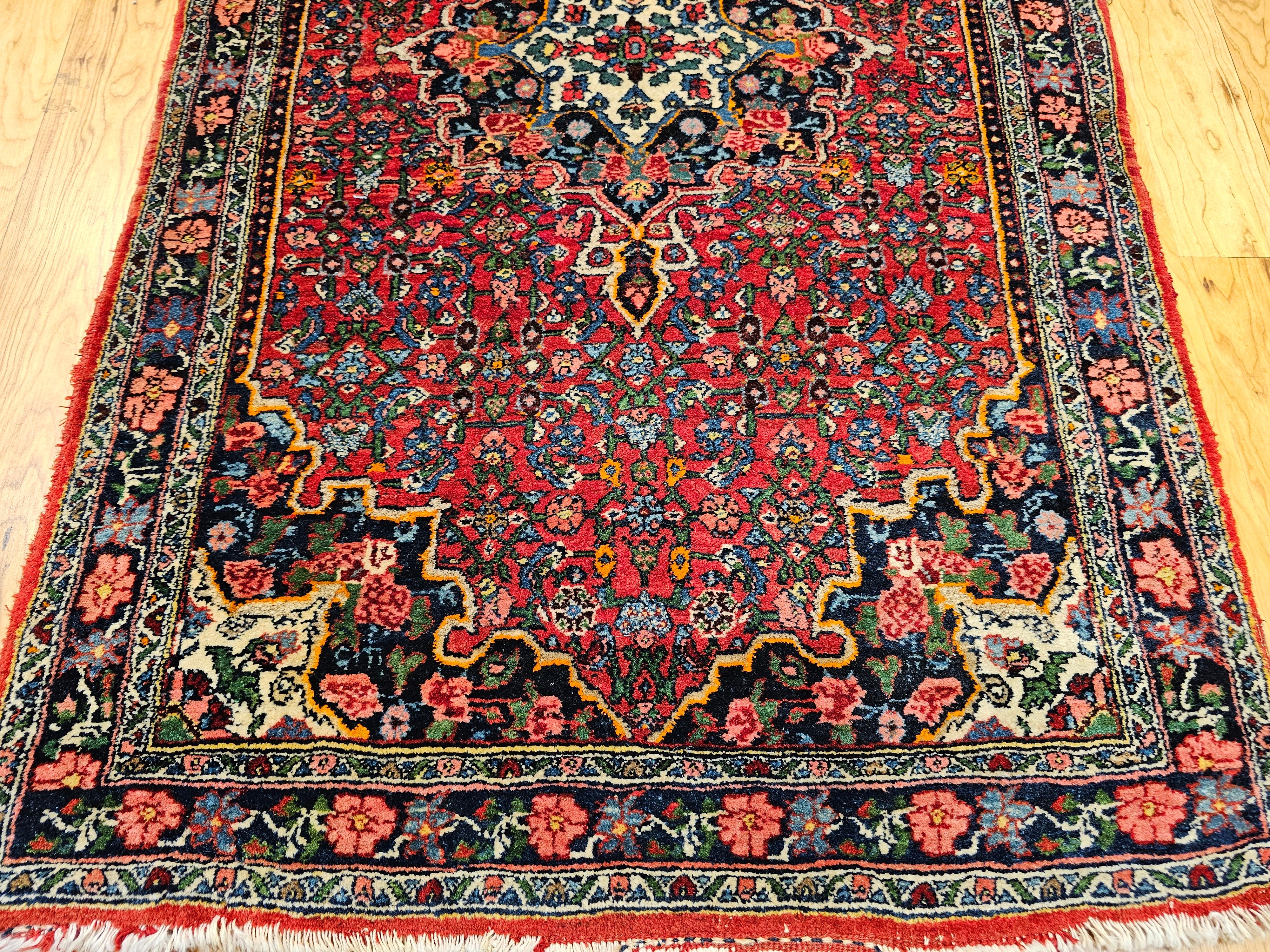Persischer Bidjar-Teppich in Rot, Marineblau, Grün, Blau und Gelb (Handgewebt) im Angebot