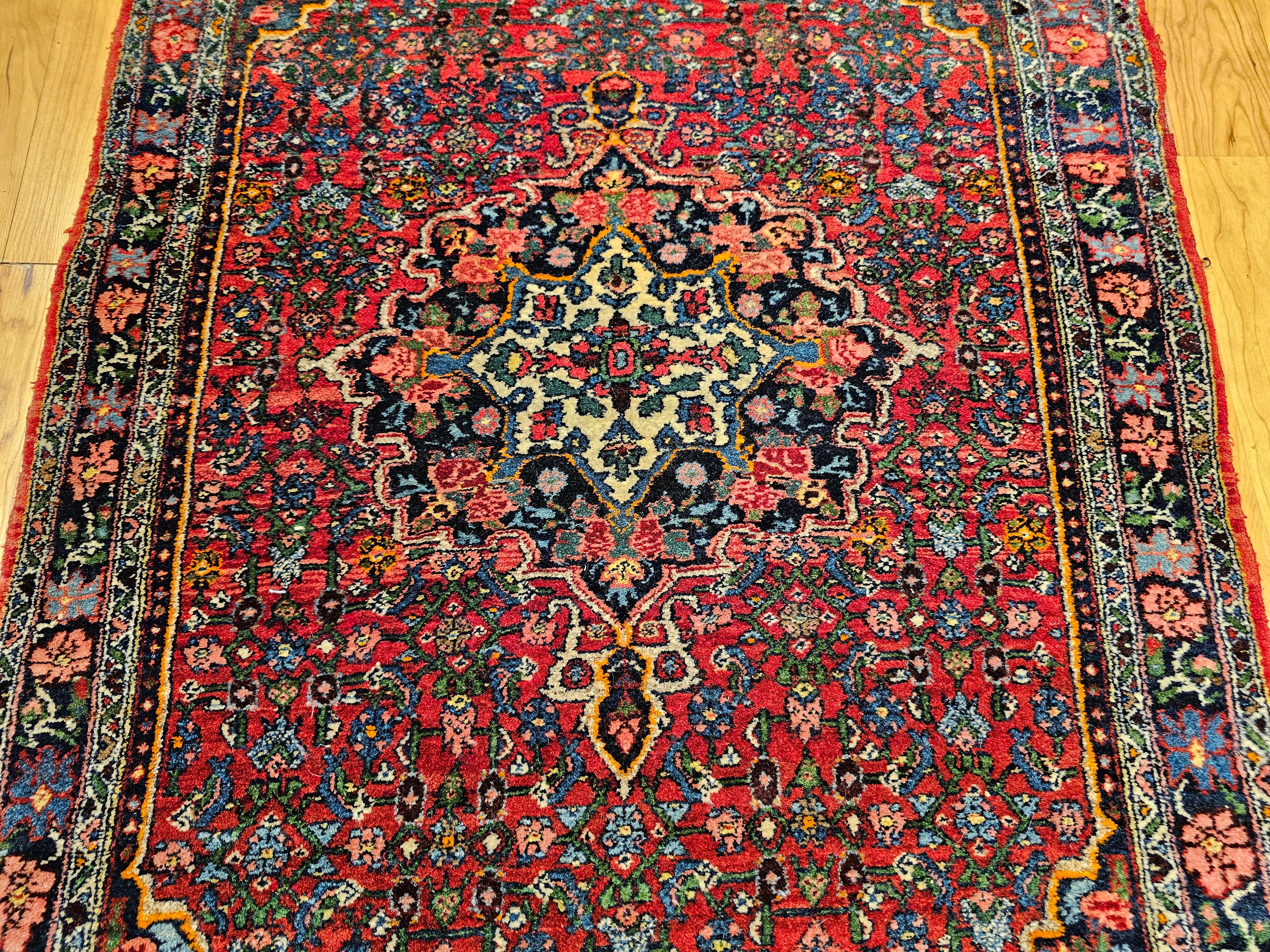 Persischer Bidjar-Teppich in Rot, Marineblau, Grün, Blau und Gelb im Zustand „Gut“ im Angebot in Barrington, IL