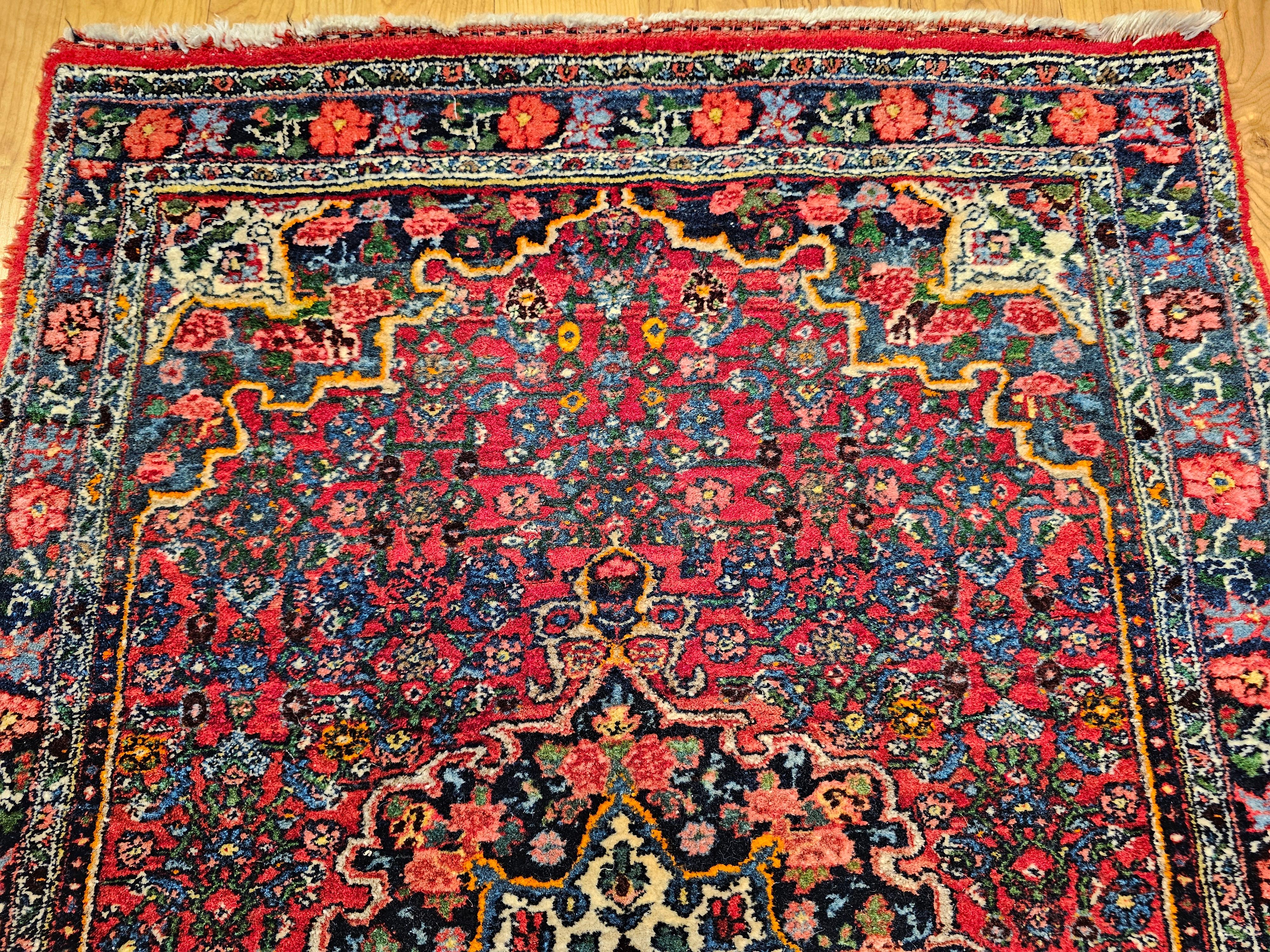 Persischer Bidjar-Teppich in Rot, Marineblau, Grün, Blau und Gelb (20. Jahrhundert) im Angebot