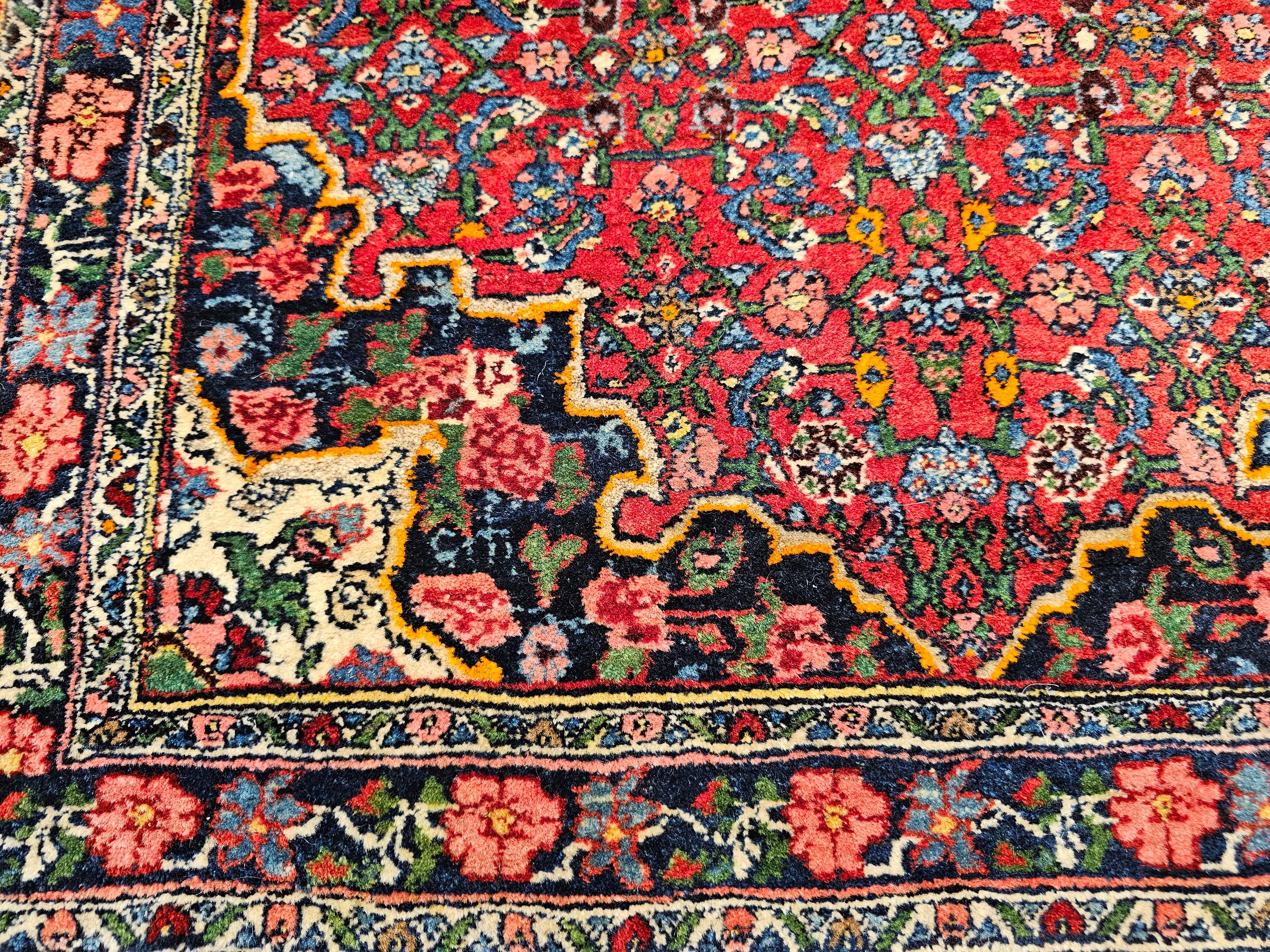 Persischer Bidjar-Teppich in Rot, Marineblau, Grün, Blau und Gelb (Wolle) im Angebot