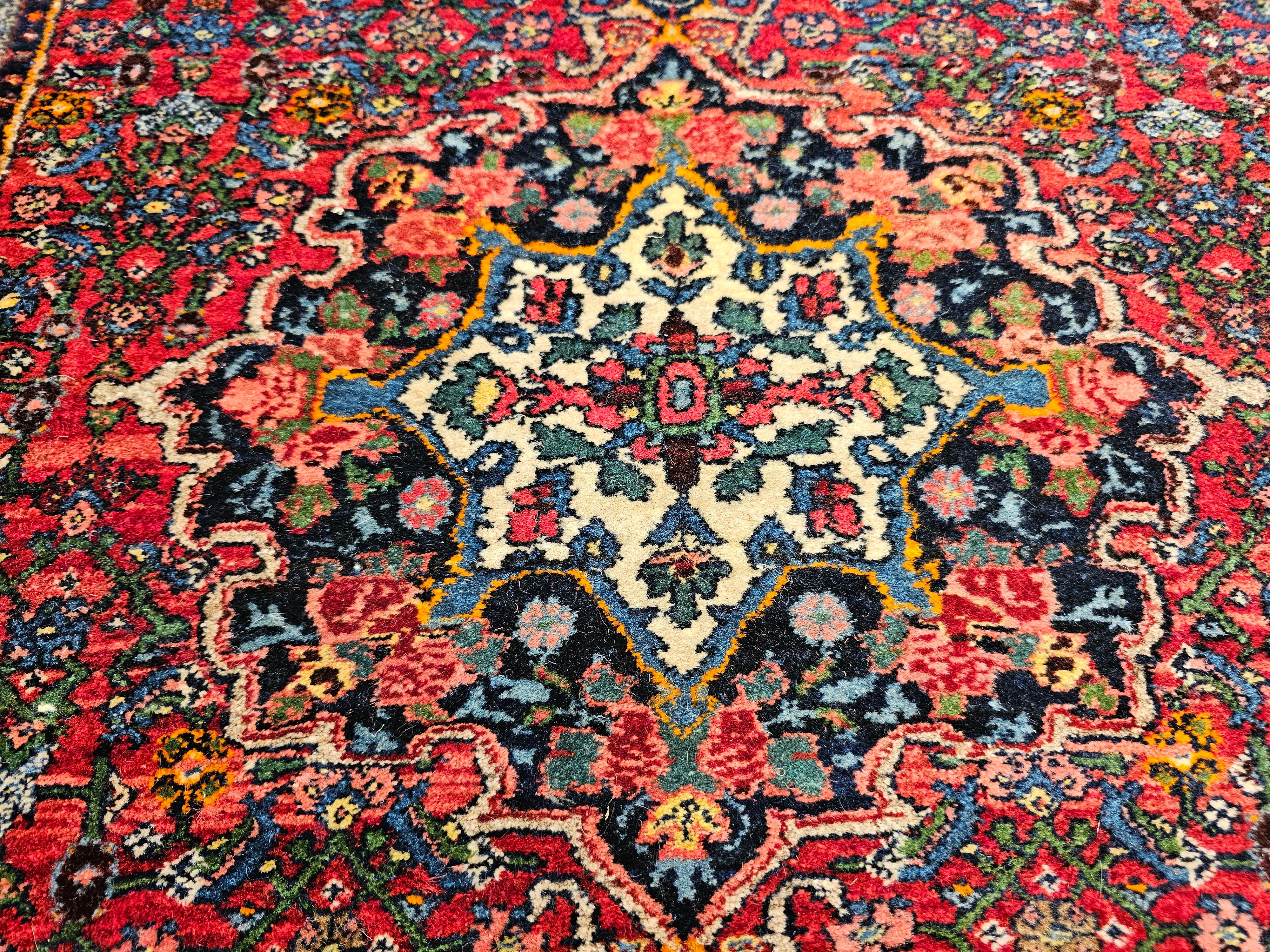 Persischer Bidjar-Teppich in Rot, Marineblau, Grün, Blau und Gelb im Angebot 3
