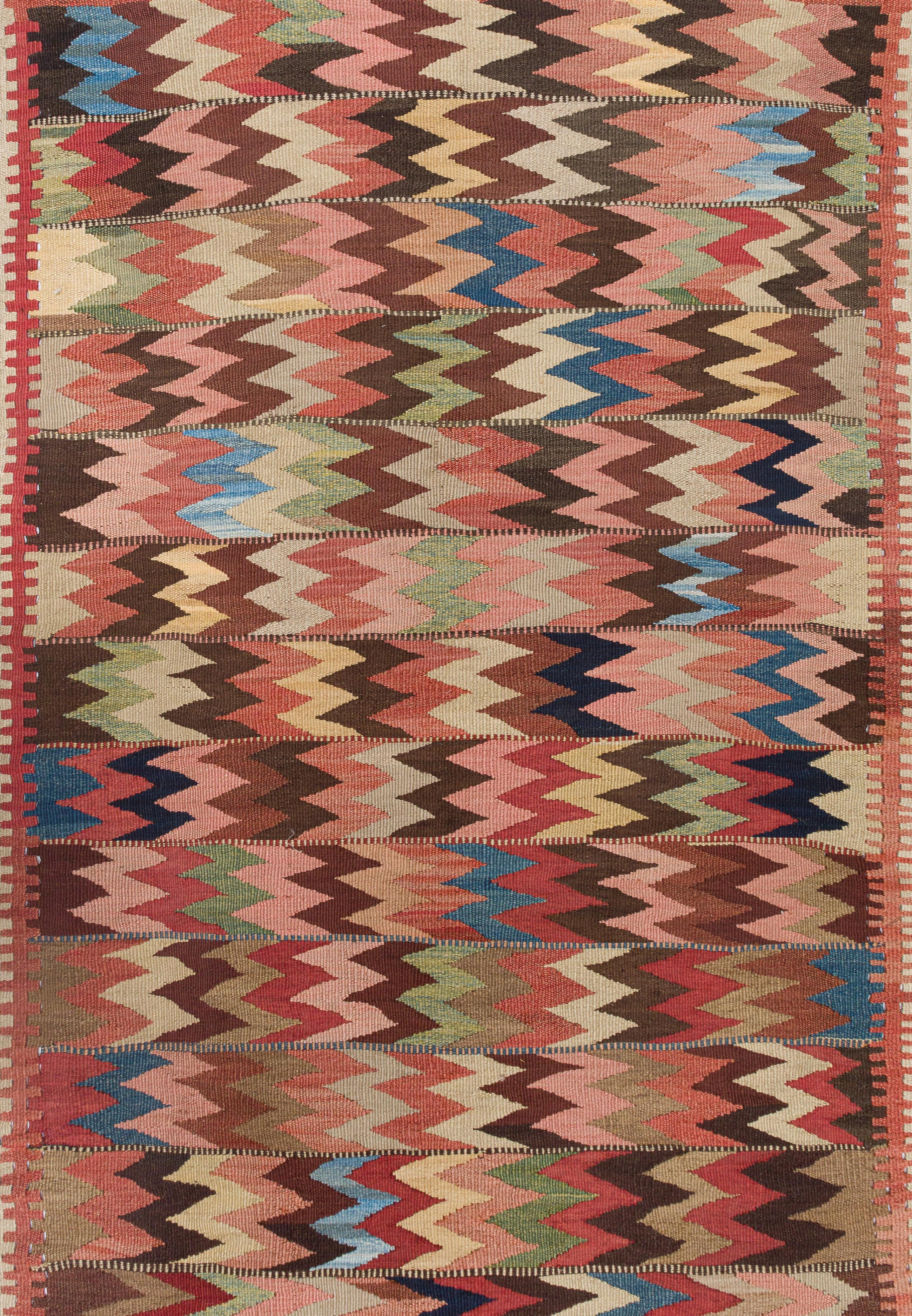 Nasiri beschafft dieses Vintage-Flachgewebe, das exklusiv in unserem Ausstellungsraum zu sehen ist, mit viel Geschick. Unsere kuratierte Kollektion von Vintage-Teppichen verkörpert den minimalistischen Stil, der Mitte des 20. Jahrhunderts aufkam und