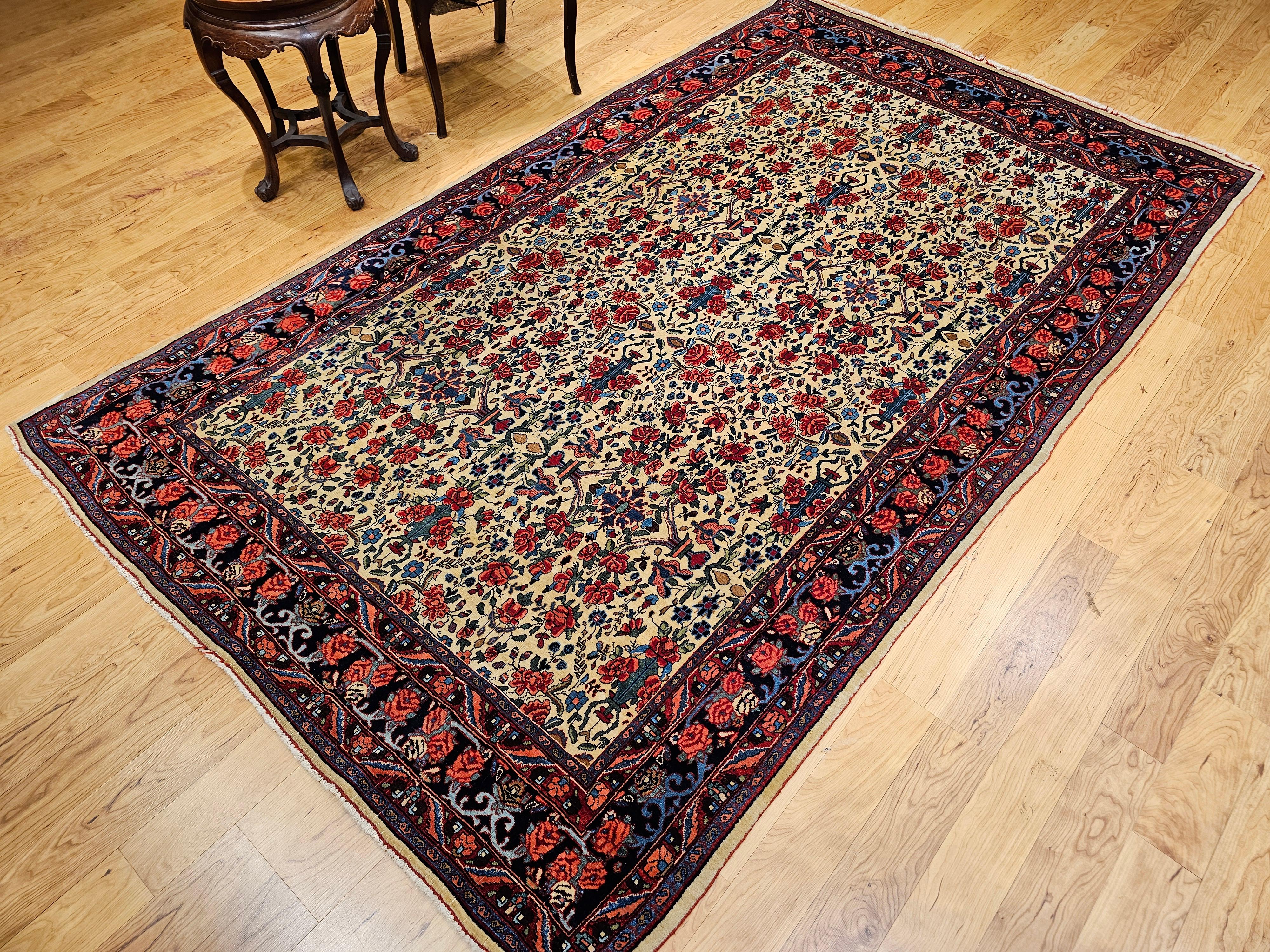 Tappeto persiano d'epoca Bidjar con motivo floreale alllover in giallo pallido e rosso in vendita 8