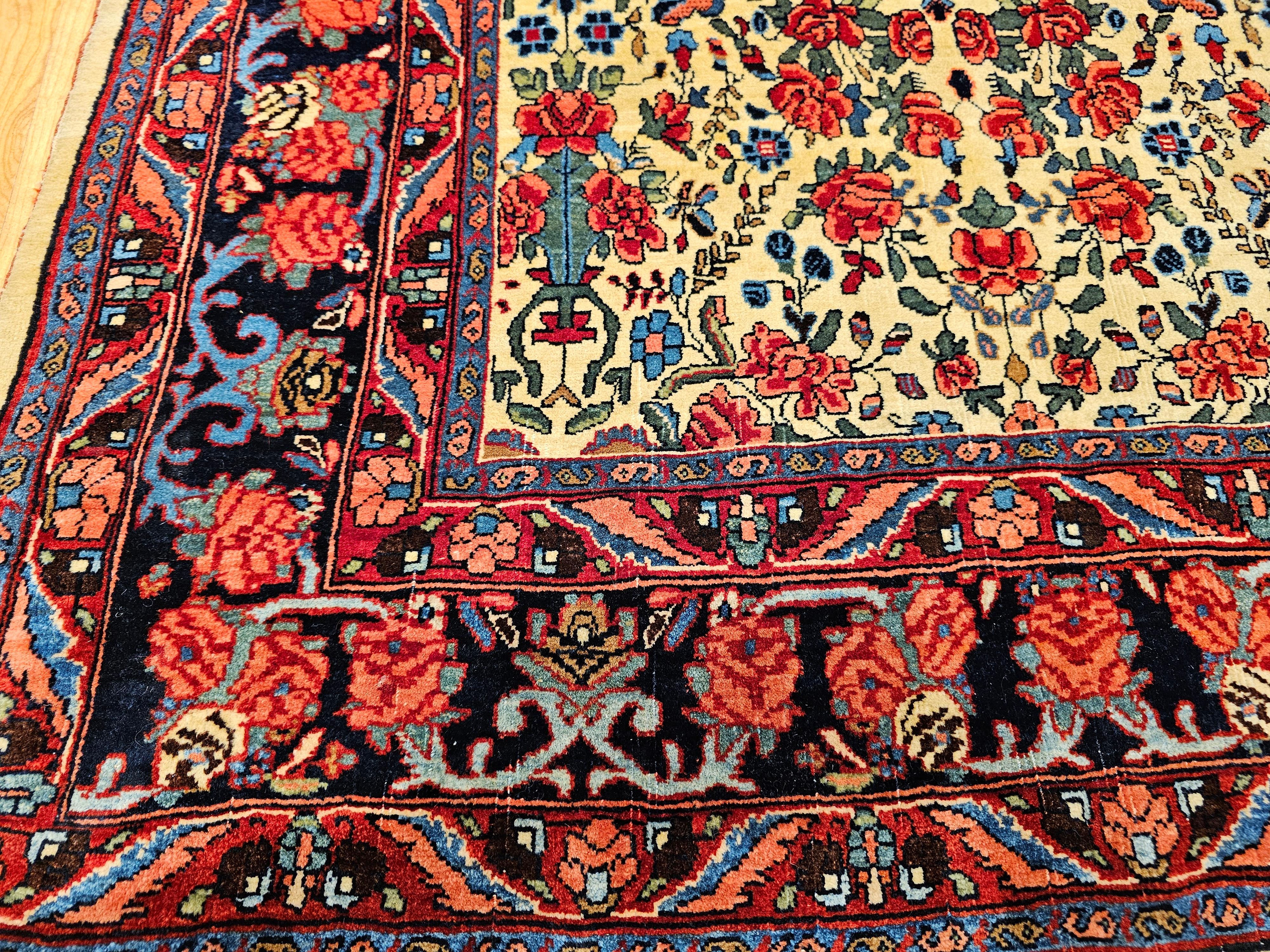 Tappeto persiano d'epoca Bidjar con motivo floreale alllover in giallo pallido e rosso in vendita 2