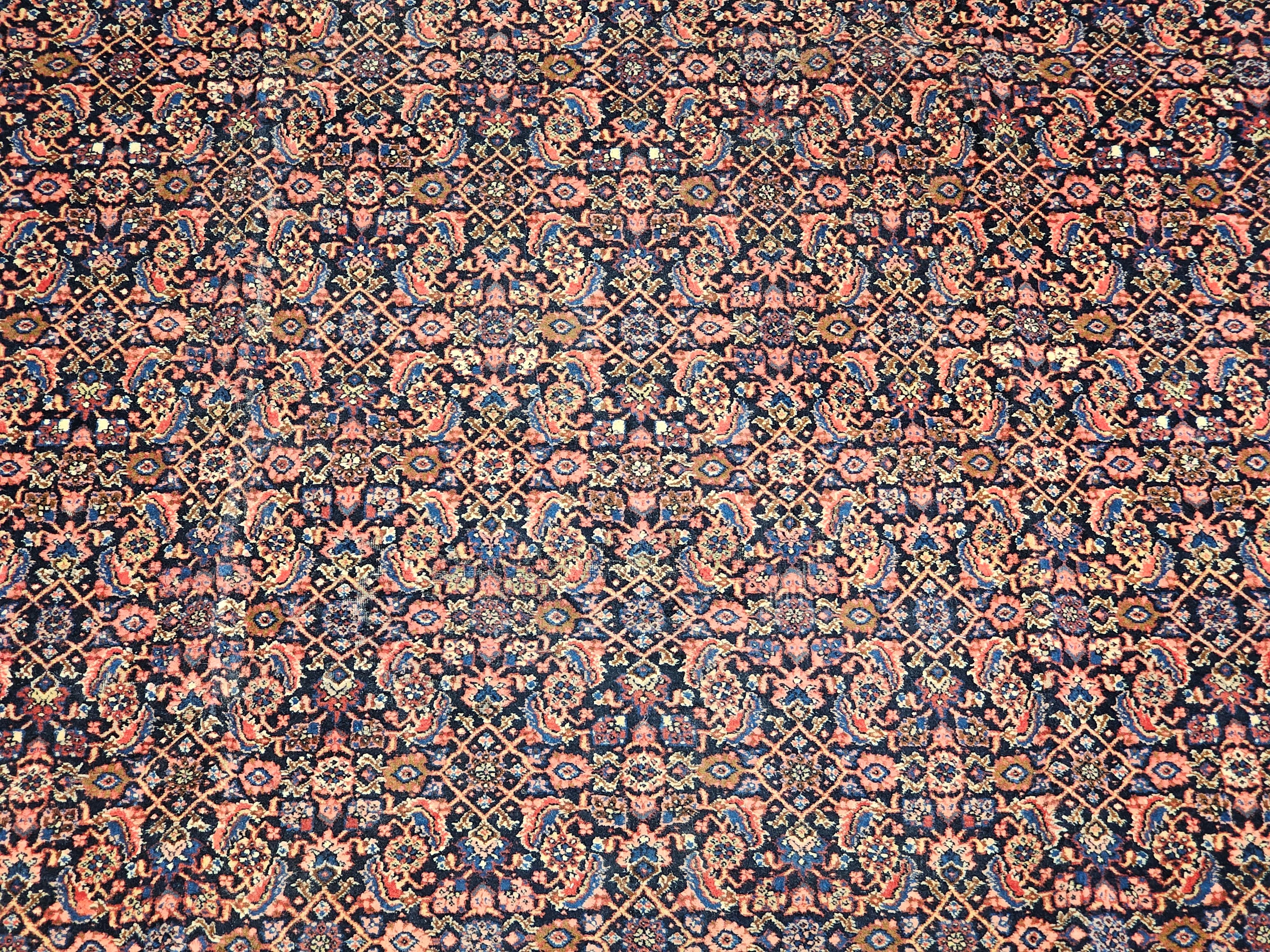 Altpersischer Bidjar mit geometrischem Muster in Dunkelblau, Rot und Brown (Pflanzlich gefärbt) im Angebot