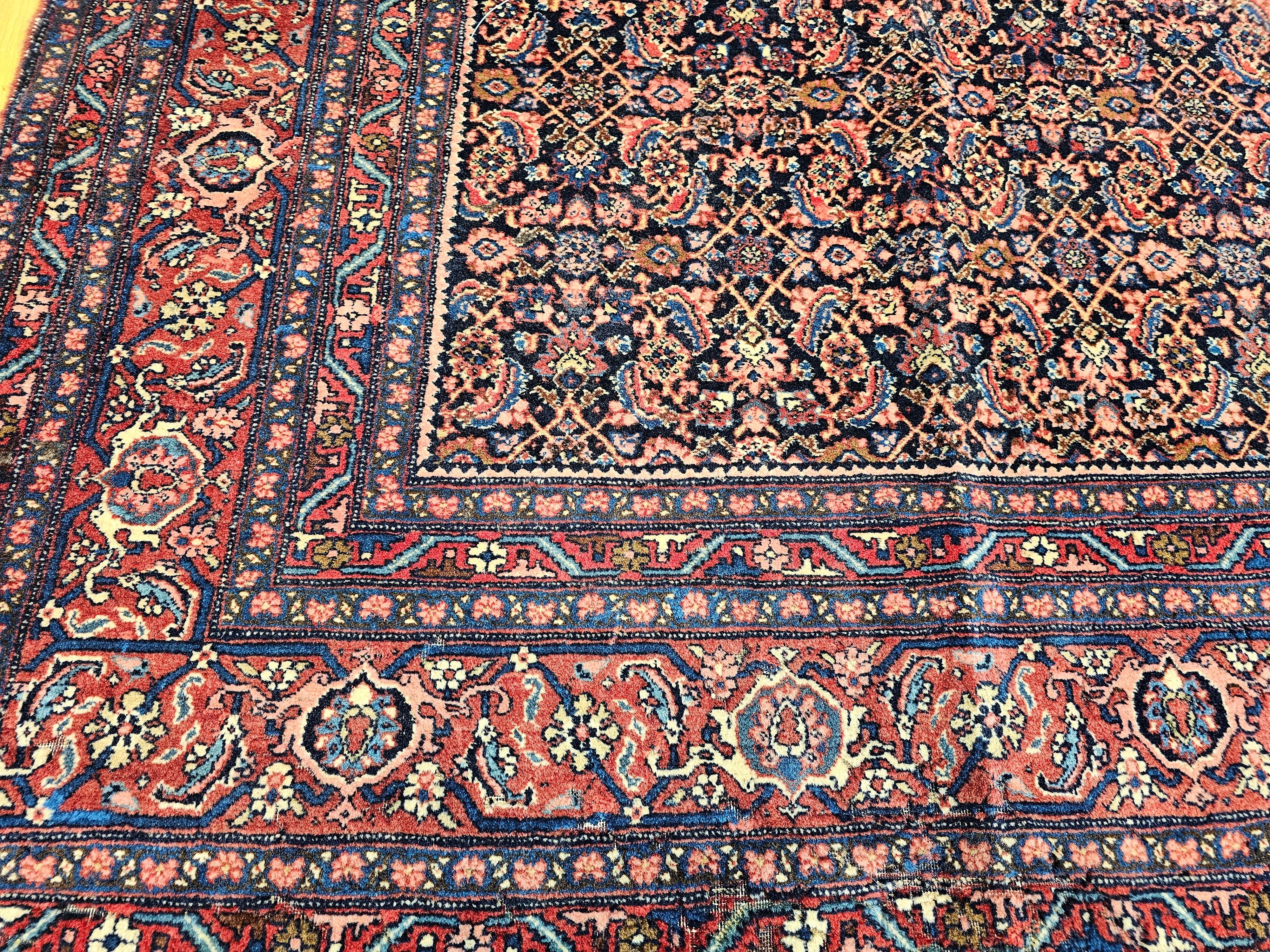 Altpersischer Bidjar mit geometrischem Muster in Dunkelblau, Rot und Brown (20. Jahrhundert) im Angebot