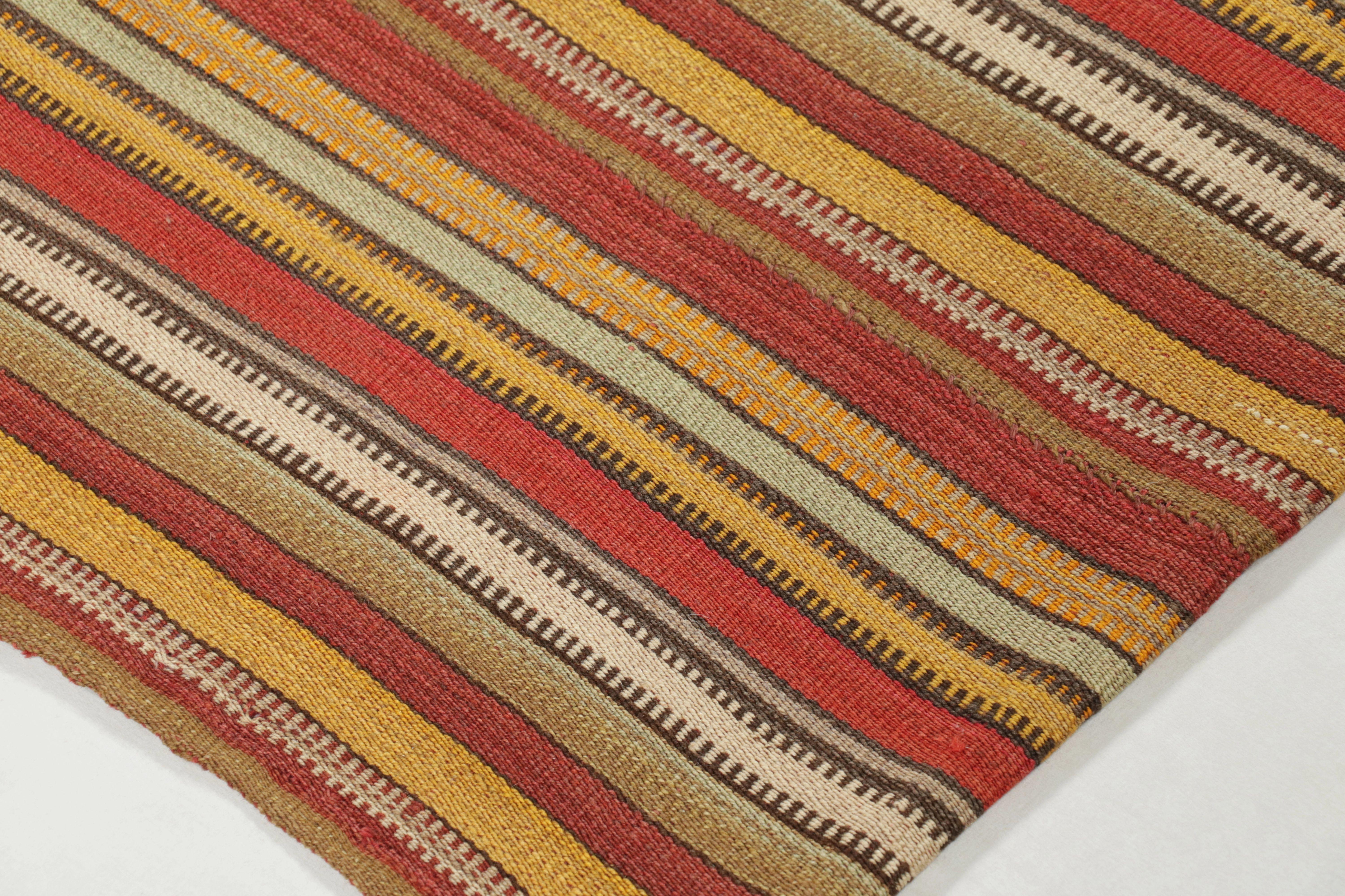 Diese Vintage 8x8 persischen Jajim Kilim ist eine seltene, Mitte des Jahrhunderts Bidjar Stammes-Flachgewebe, handgewebt in Wolle ca. 1950-1960. Ein echtes Beispiel für den unverwechselbaren Jajim-Stil, dessen kühne Struktur und lebendige Farbgebung