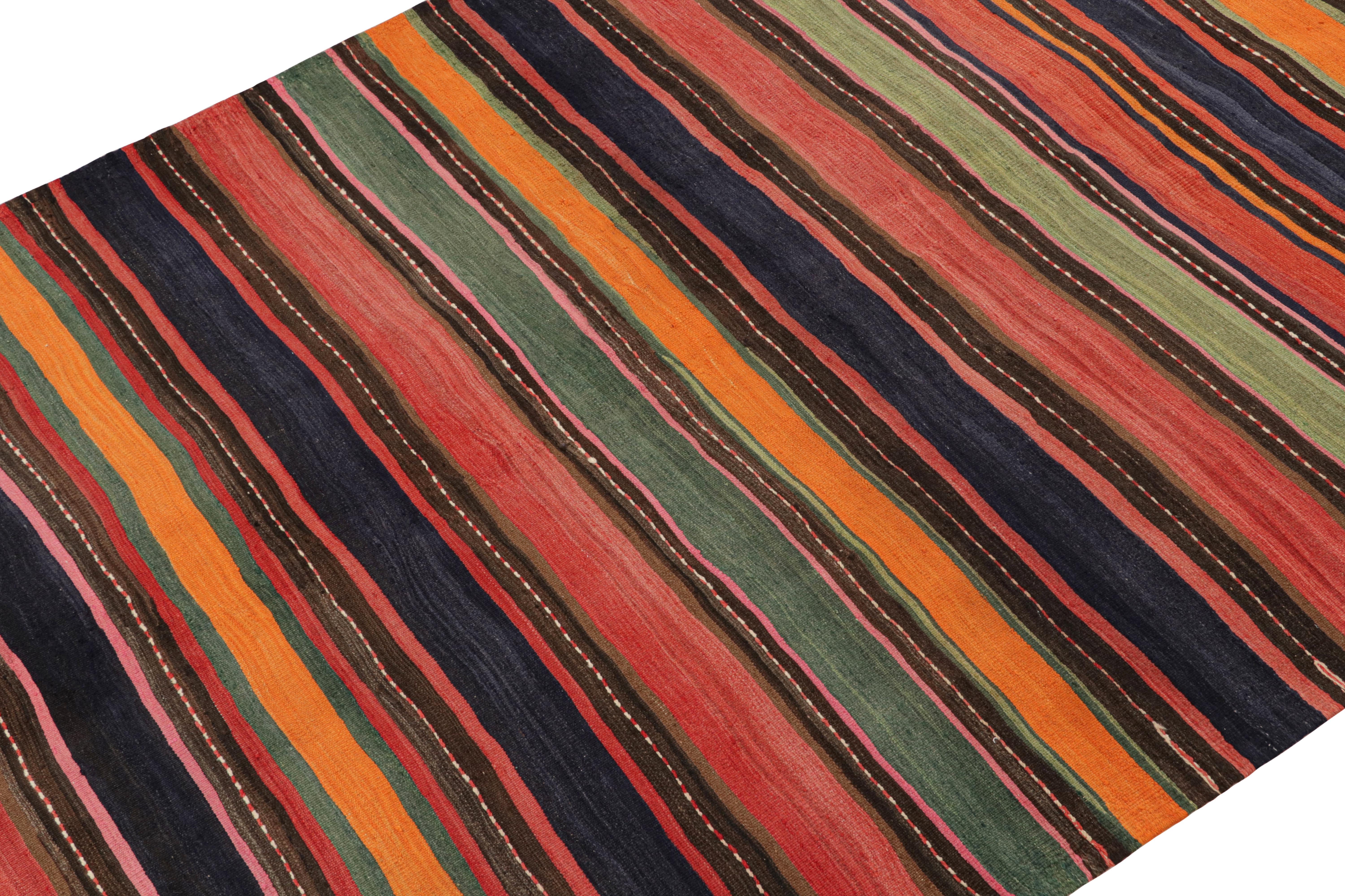 Dieser 6x11 große persische Bidjar-Kelim ist aus Wolle handgewebt und stammt aus der Zeit um 1950-1960.

Über das Design:

Dieses Flachgewebe zeichnet sich durch seine polychromen Streifen aus, wobei orange, rote, blaue, orangefarbene und grüne