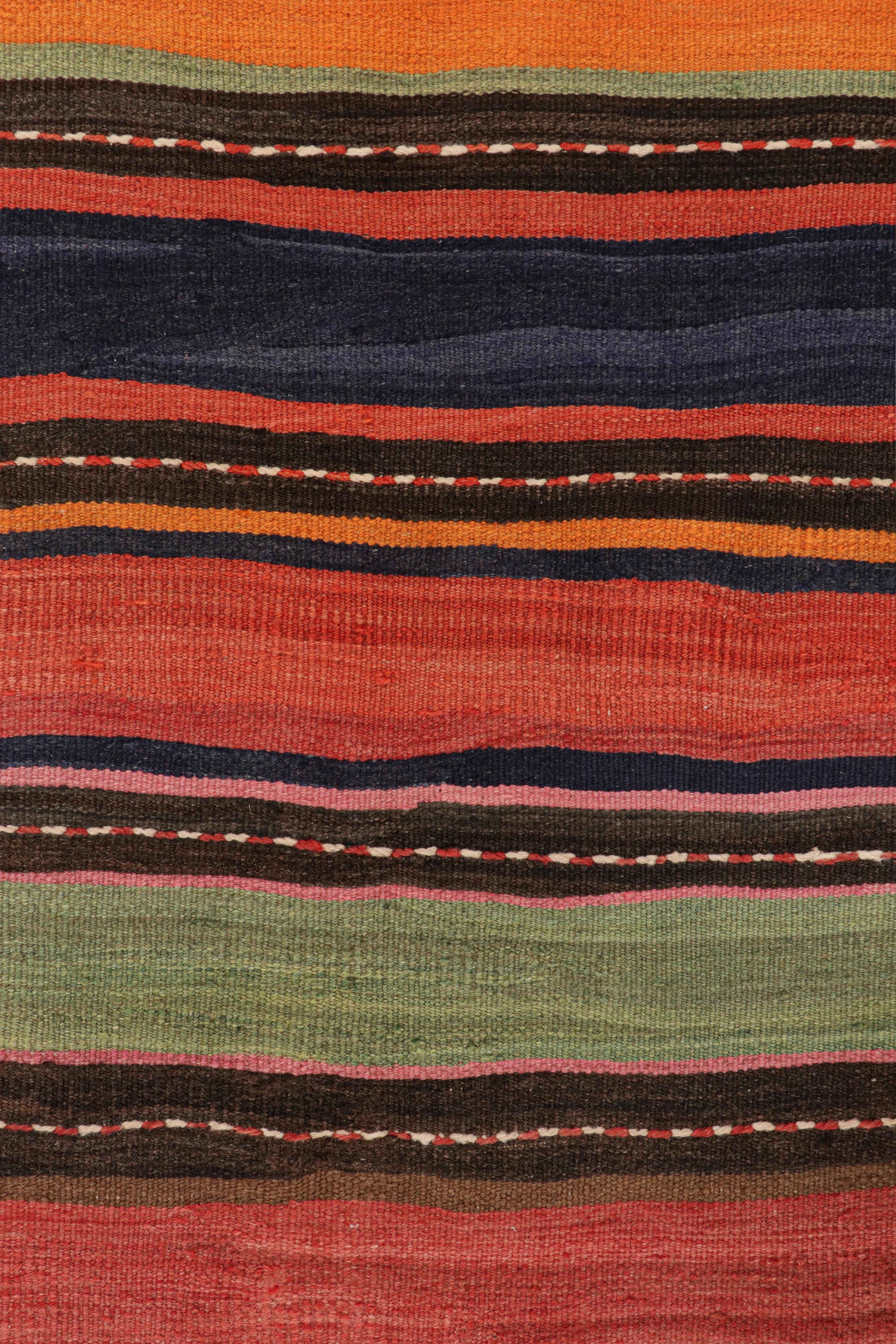 Tribal Vieux Kilim persan Bidjar à rayures polychromes colorées en vente