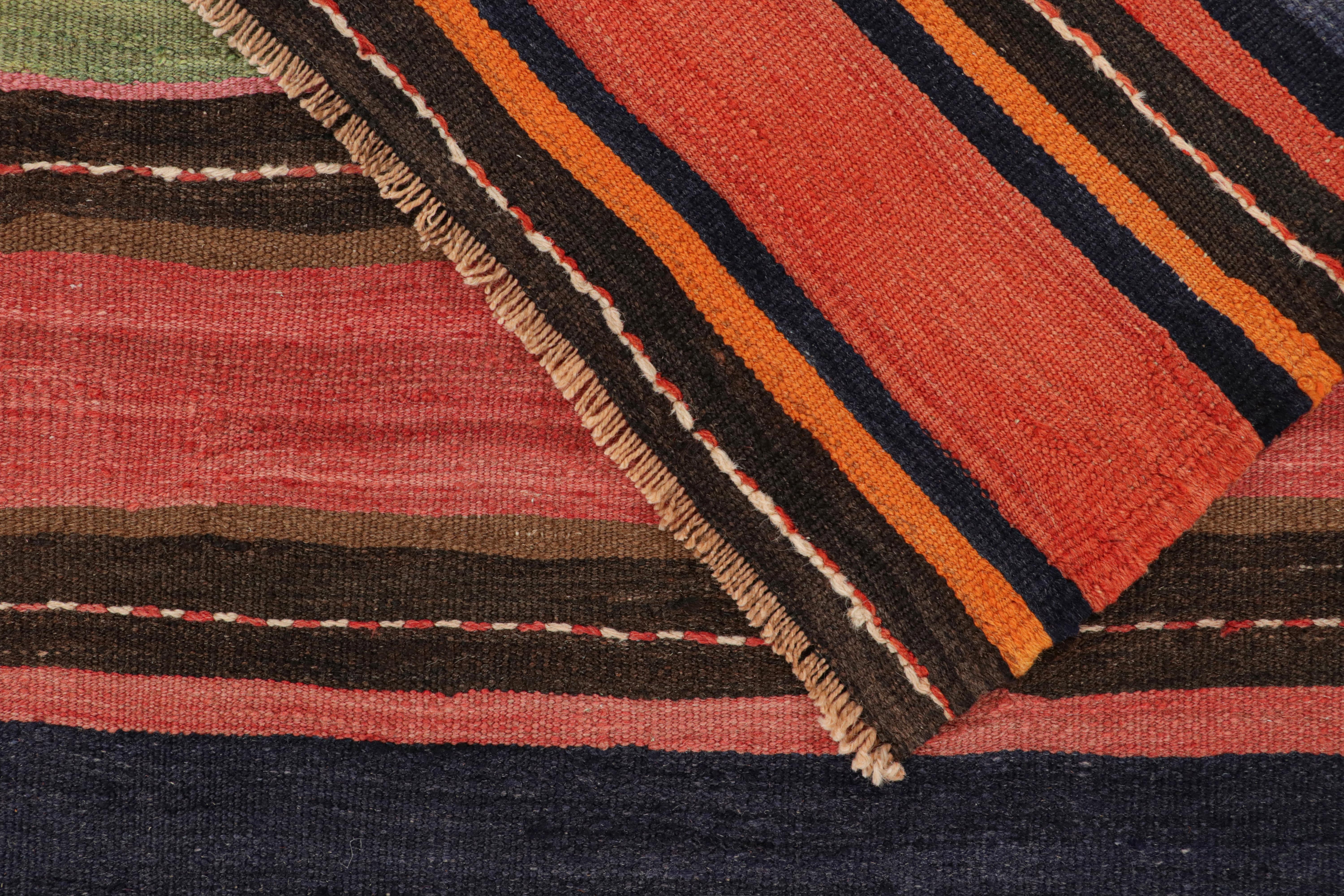 Milieu du XXe siècle Vieux Kilim persan Bidjar à rayures polychromes colorées en vente