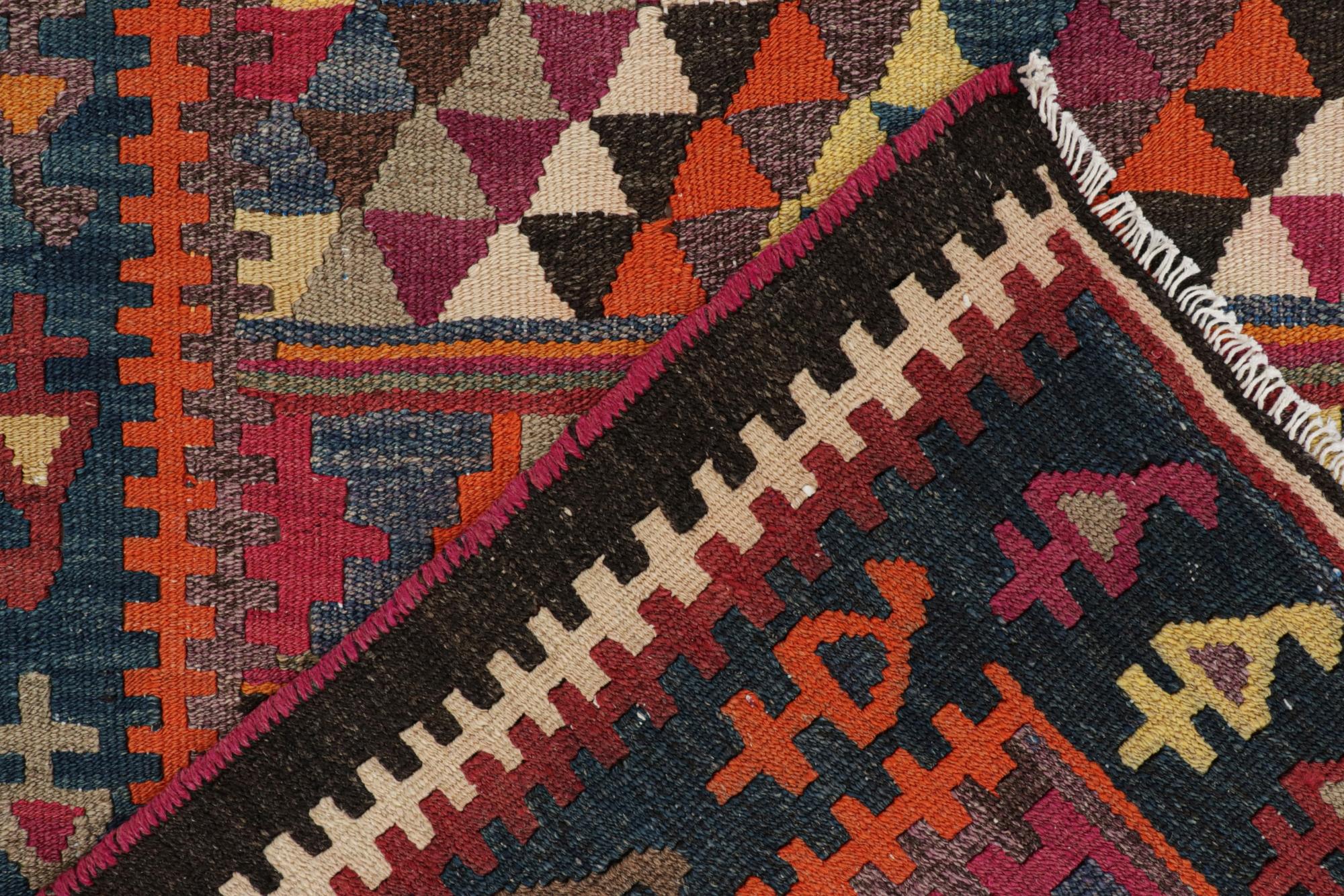 Milieu du XXe siècle Vieux Kilim persan Bidjar à motifs polychromes en vente