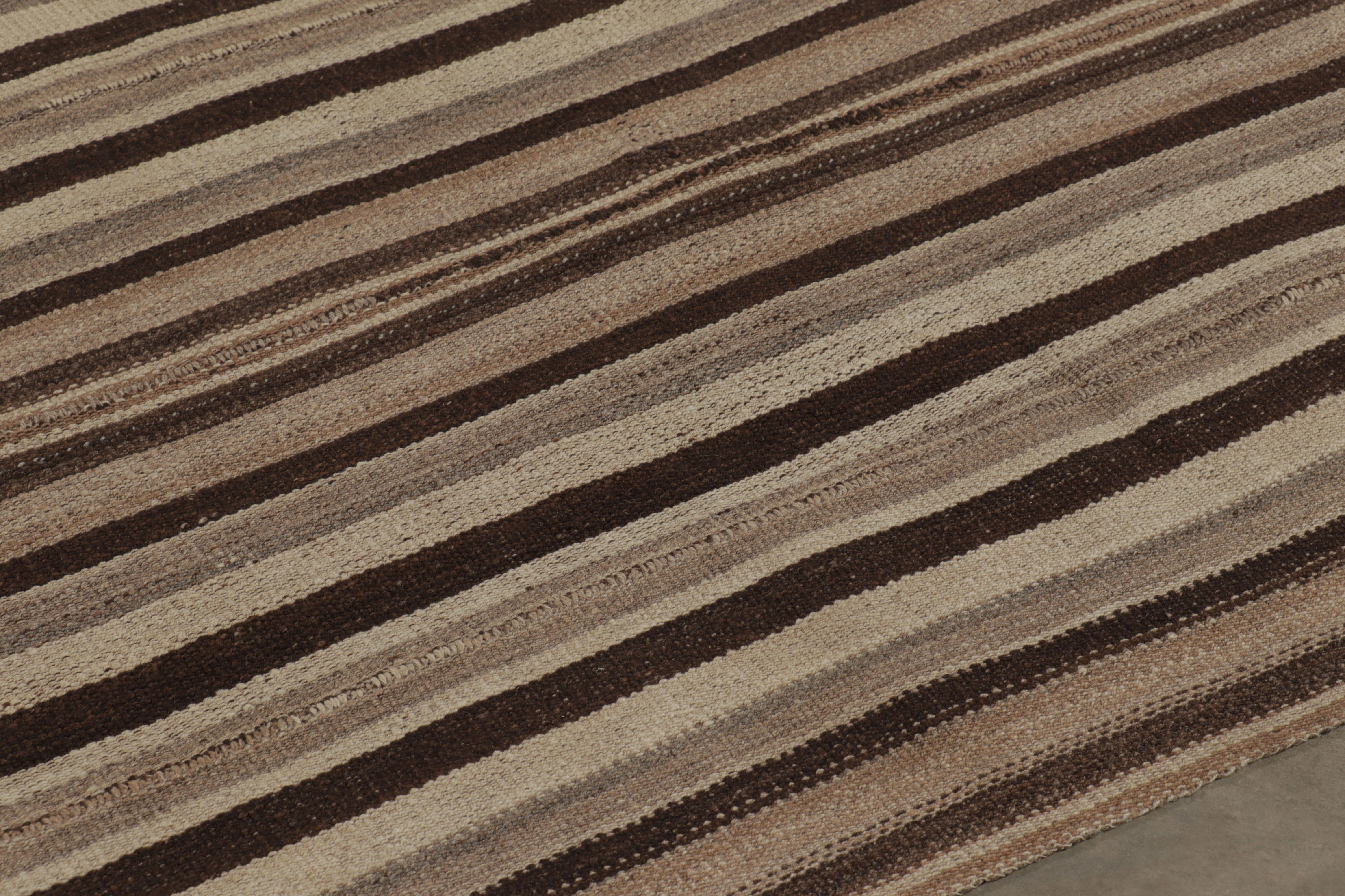 Dieser 13x12 große persische Kelim ist ein großformatiges Stammesflachgewebe, das um 1950-1960 in Wolle handgewebt wurde. Dieses aus der Bidjar-Provenienz stammende Stück ist ein außergewöhnliches Exemplar des Jajim-Stils, das für sein auffälliges