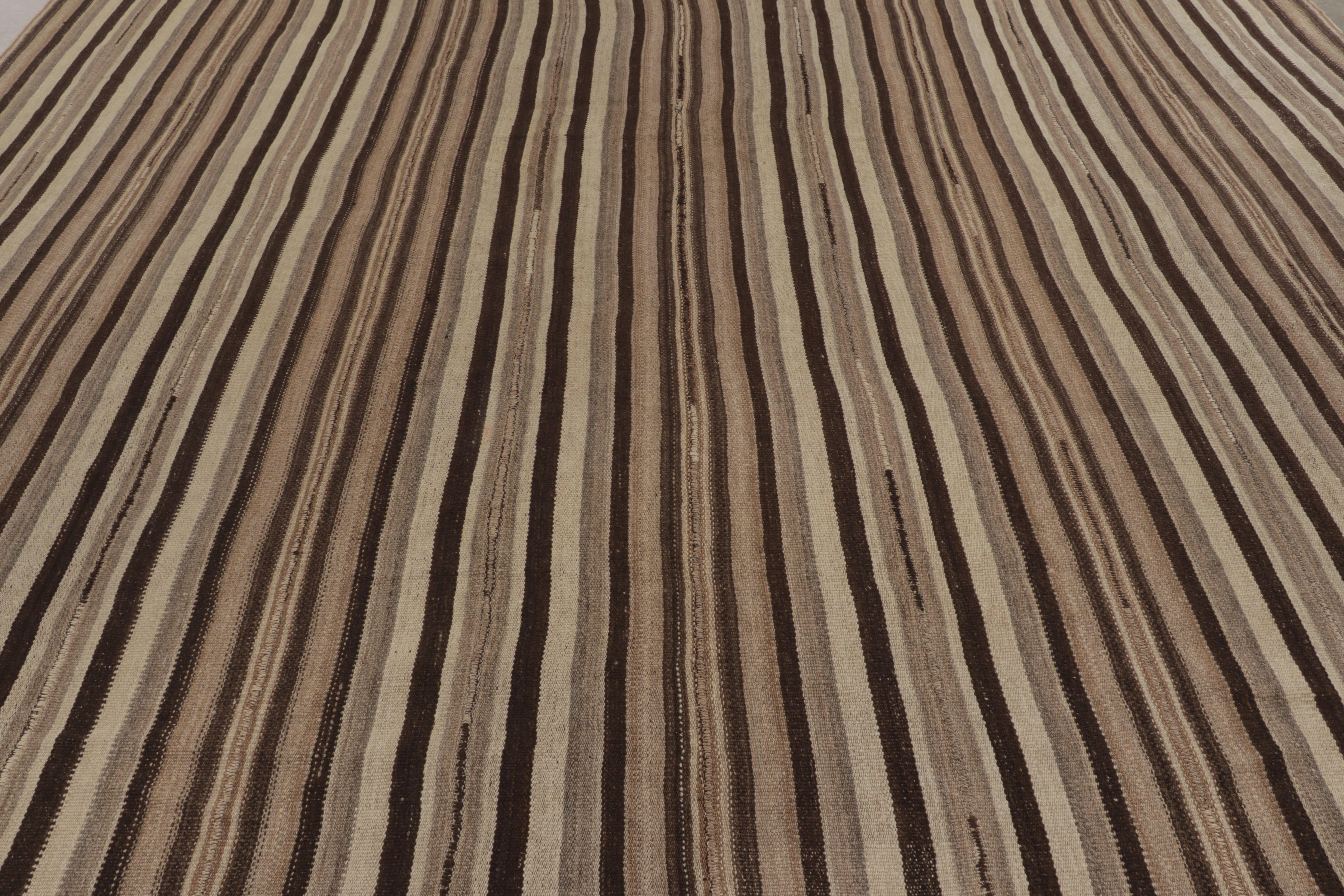 Vintage Persian Bidjar Kilim, Monumental Stripe in Walnuss und Taupe-Rug & Kilim (Stammeskunst) im Angebot