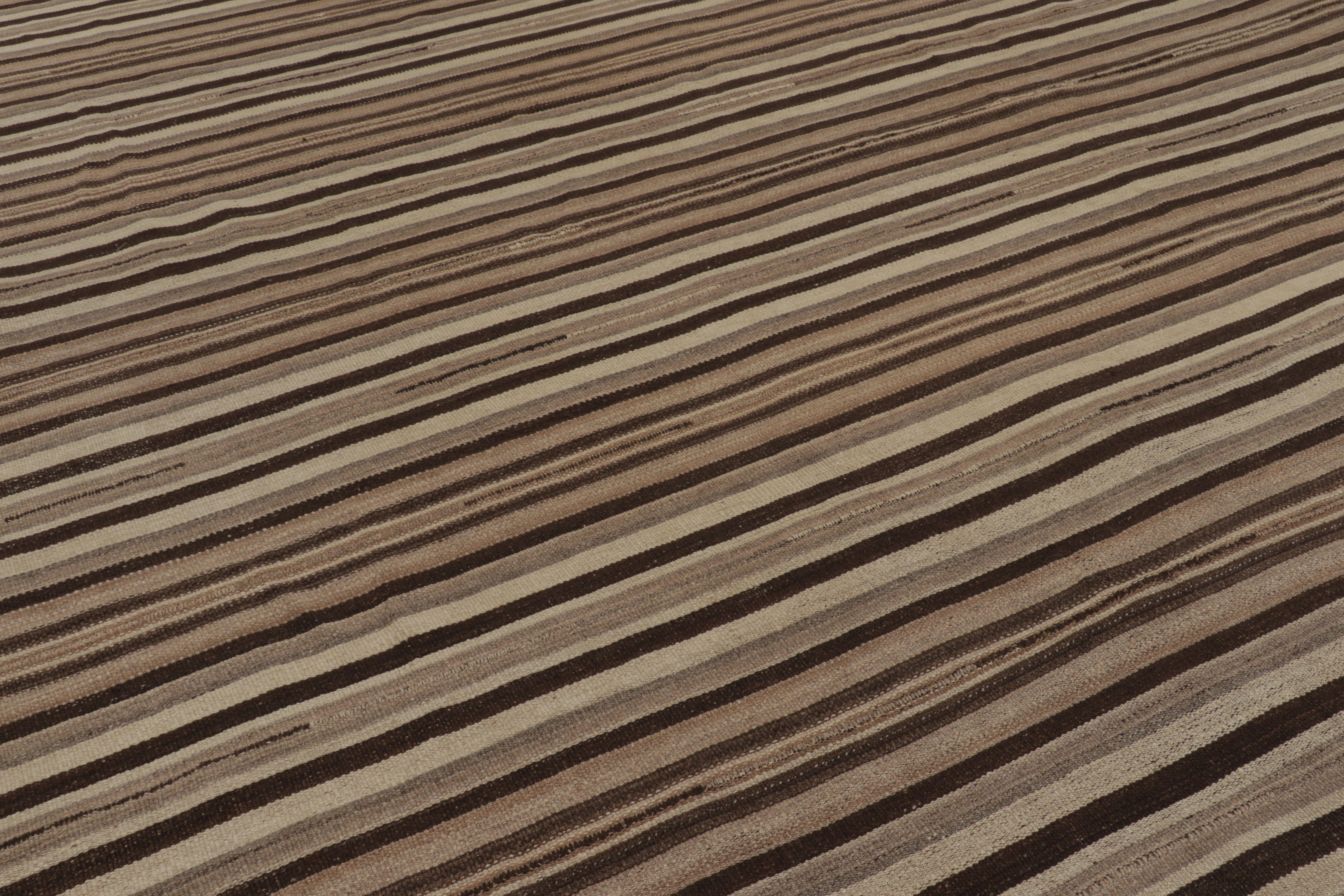 Vintage Persian Bidjar Kilim, Monumental Stripe in Walnuss und Taupe-Rug & Kilim im Zustand „Gut“ im Angebot in Long Island City, NY
