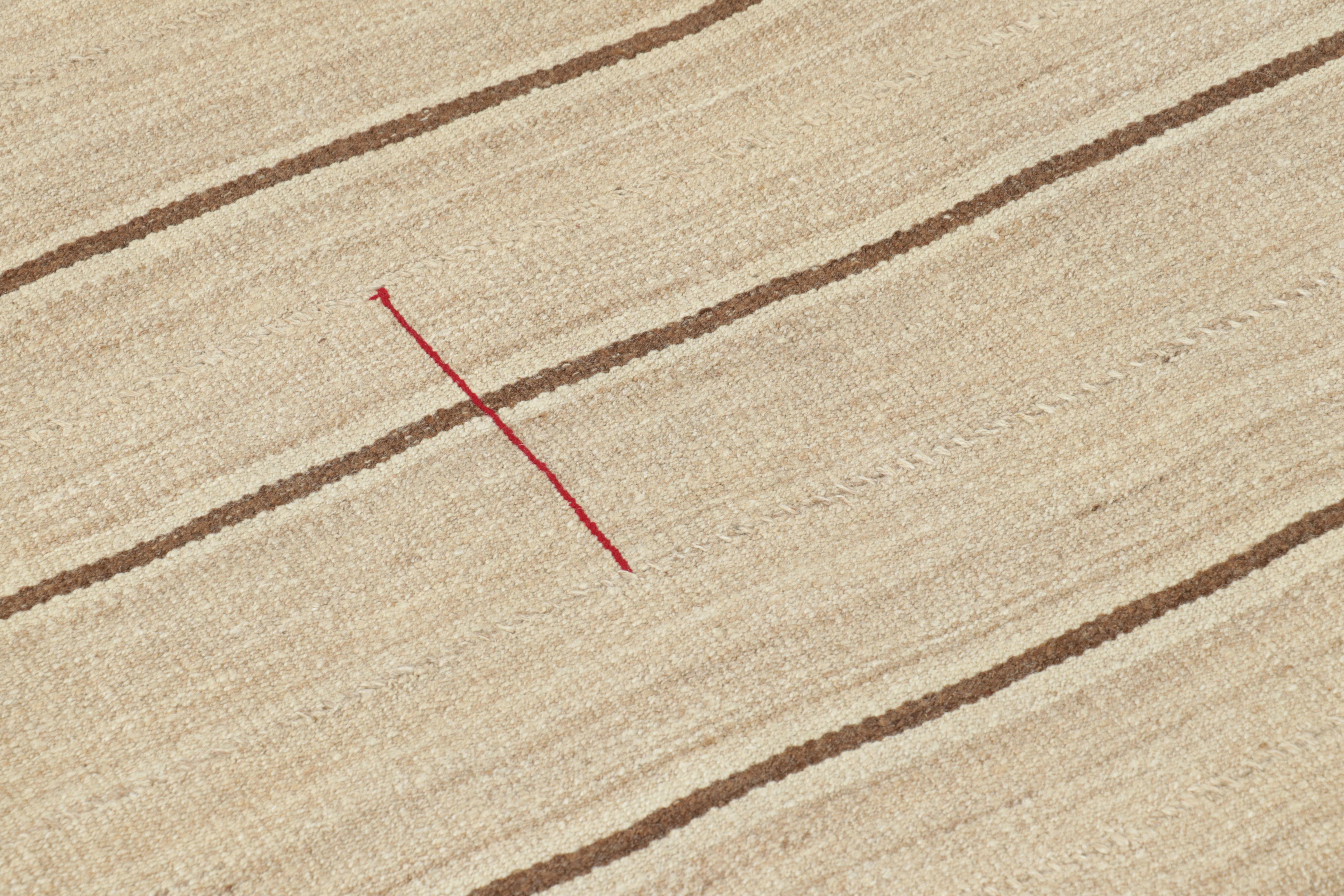  Este kilim persa vintage de 7x9 es un tejido plano tribal raro y refinado, tejido a mano en lana hacia 1950-1960. Procedente de Bidjar, esta pieza es un extraordinario ejemplo del estilo Jajim, célebre por su elegante sencillez y su sorprendente