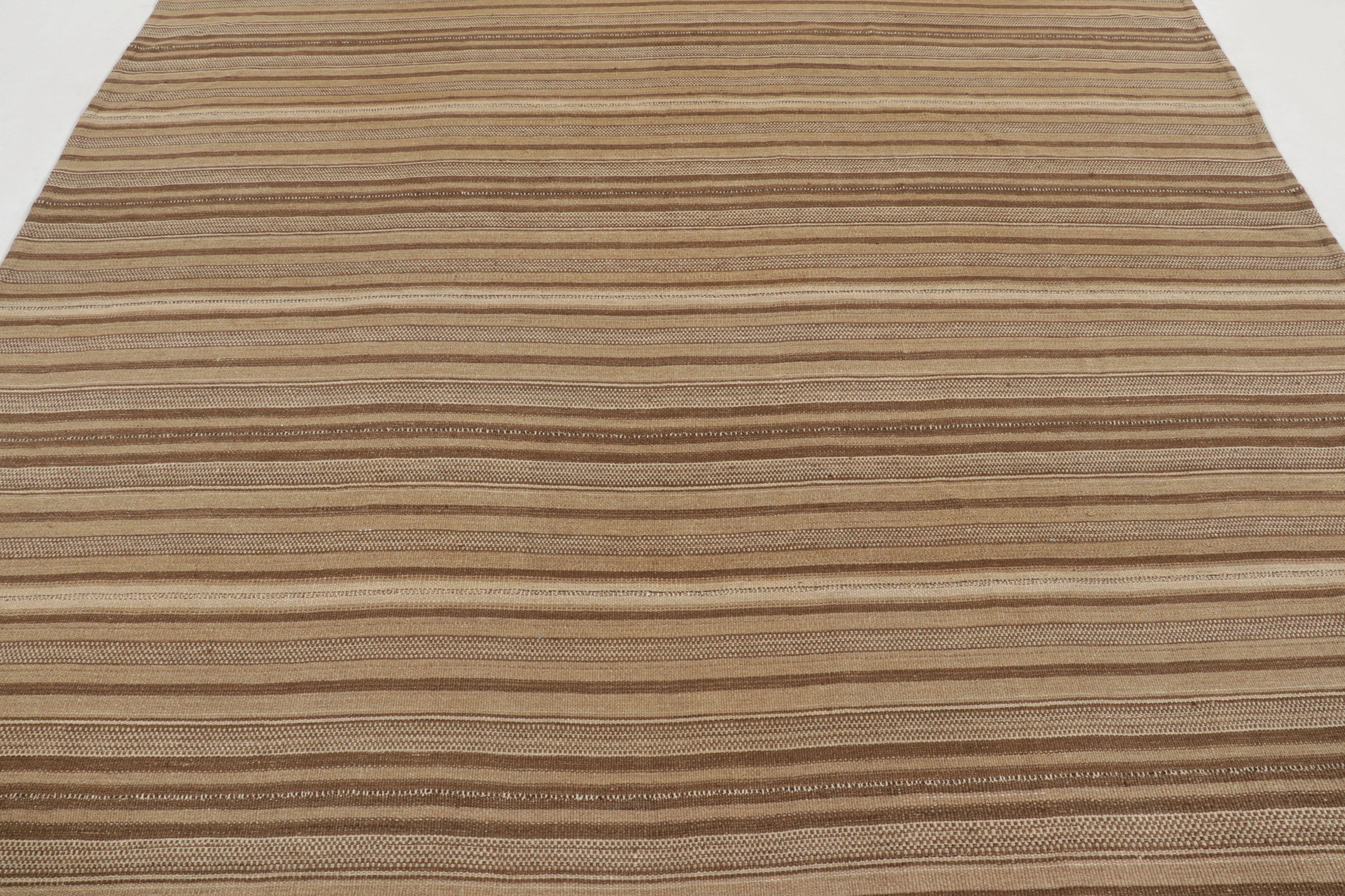 Diese Vintage 8x10 persischen Kilim ist ein Stammes-Flachgewebe, handgewebt in Wolle ca. 1950-1960. Dieses aus der Bidjar-Provenienz stammende Stück ist ein außergewöhnliches Exemplar des Jajim-Stils, das für sein einzigartiges horizontales