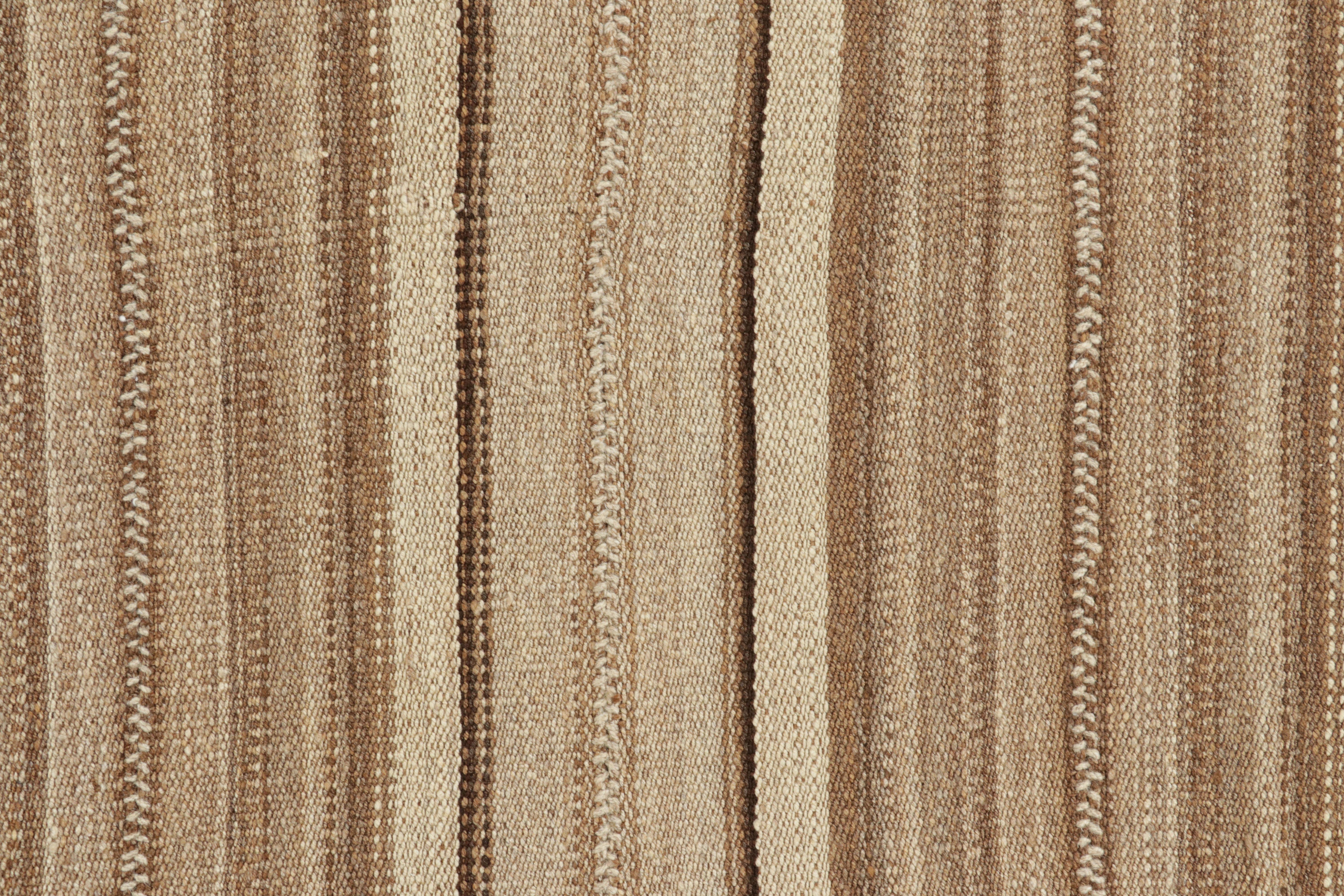  Dieser 10x11 große persische Kelim ist ein seltenes, großformatiges Stammesflachgewebe, das um 1950-1960 in Wolle handgewebt wurde. Dieses aus der Bidjar-Provenienz stammende Stück ist ein tiefgründiges Beispiel für den Jajim-Stil, der für sein