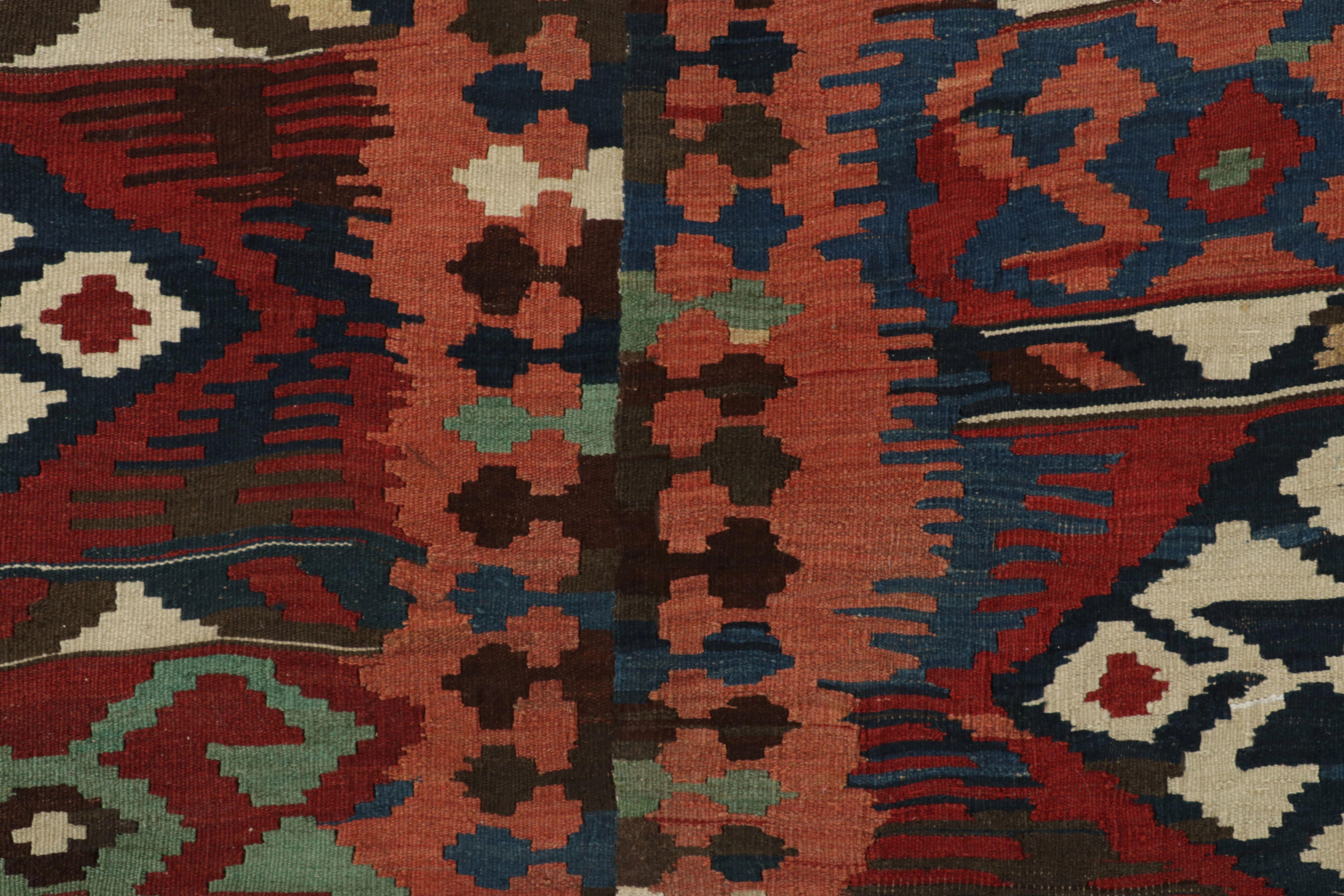 Diese Vintage 8x11 persischen Jajim Kilim ist eine herrliche Stammes-Flachgewebe, handgewebt in Wolle ca. 1950-1960. Dieses aus der Bidjar-Provenienz stammende Stück ist ein tiefgründiges Beispiel kurdischer Weberei, das für seine satten Farben und