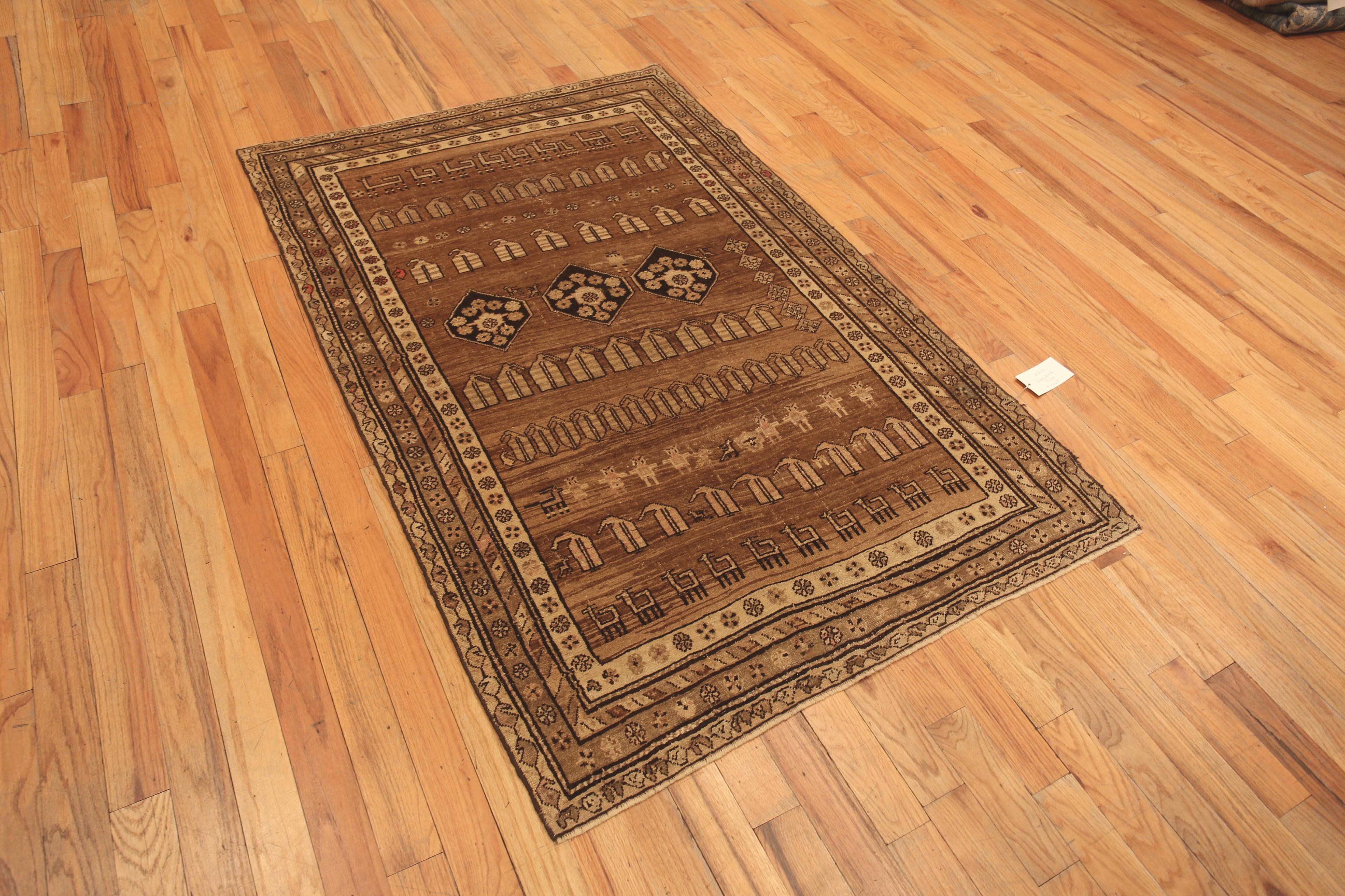 Vintage Tribal Brown Earth Tone Persian Paisley Bidjar Rug, Country Of Origin : Perse. Circa date : Vintage. Taille : 4 ft 2 in x 6 ft 5 in (1.27 m x 1.96 m)