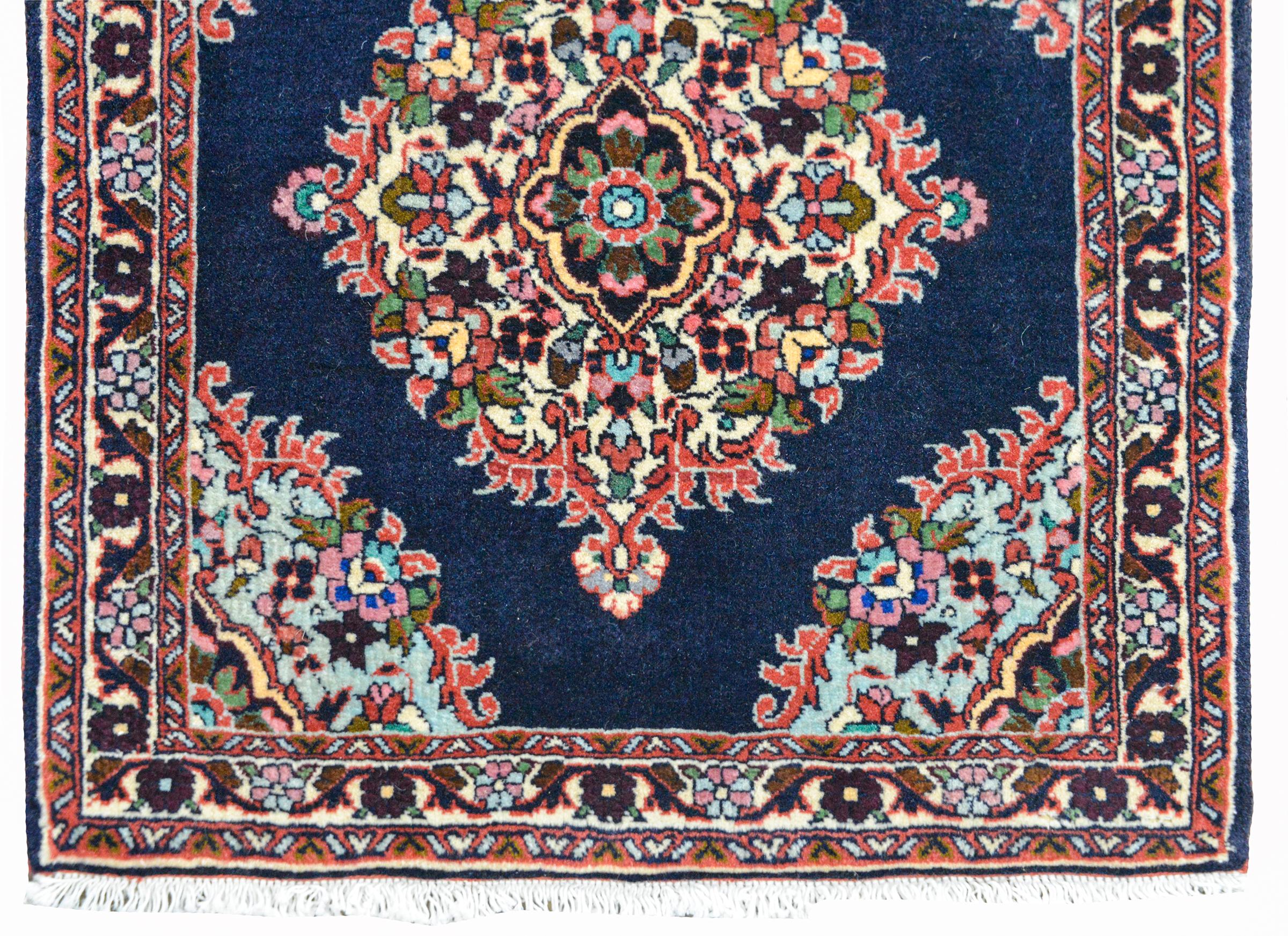 Vintage Persian Bidjar Rug In Good Condition For Sale In Chicago, IL