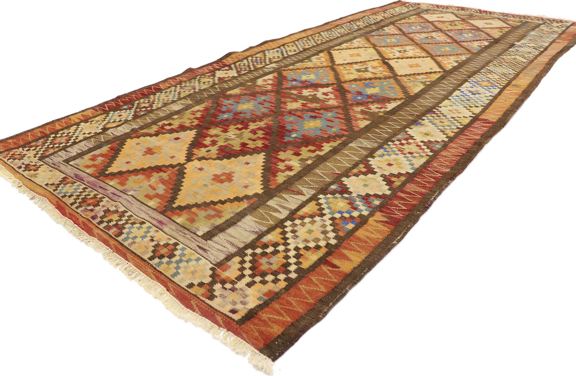 78001 Persischer Bijar-Kilim-Teppich, 03'11 x 09'00, Vintage.
Lassen Sie sich von diesem meisterhaft handgewebten persischen Shiraz-Kelim-Teppich aus Wolle in eine zauberhafte Geschichte verwickeln. Stellen Sie sich einen nomadischen Kunsthandwerker