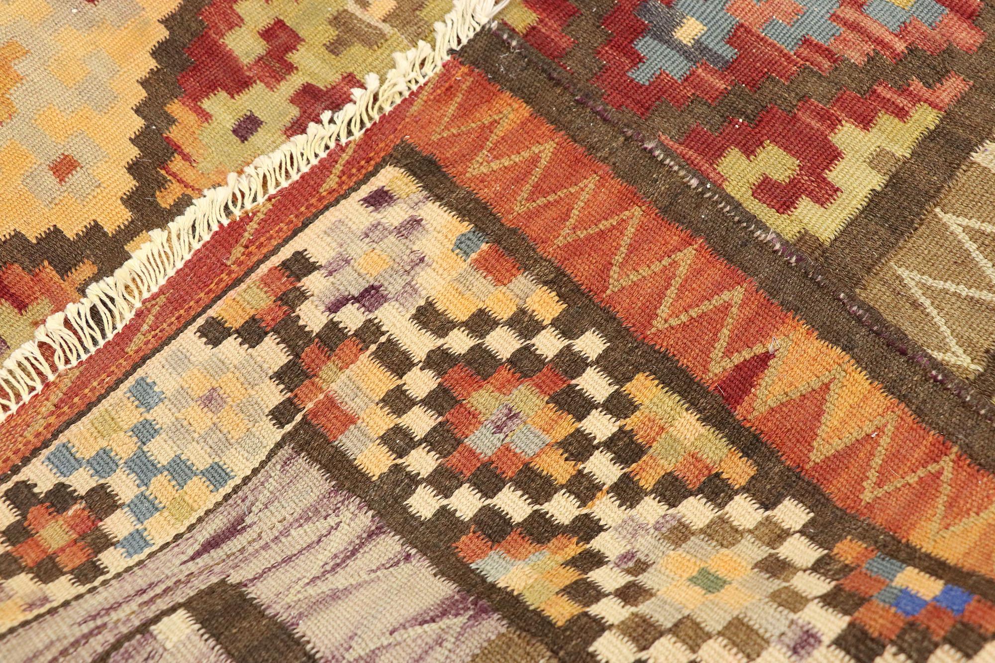 Persischer Bijar-Kelim-Teppich im Vintage-Stil, Stammeskunst-Enchantment Meets Modern Desert Chic (20. Jahrhundert) im Angebot