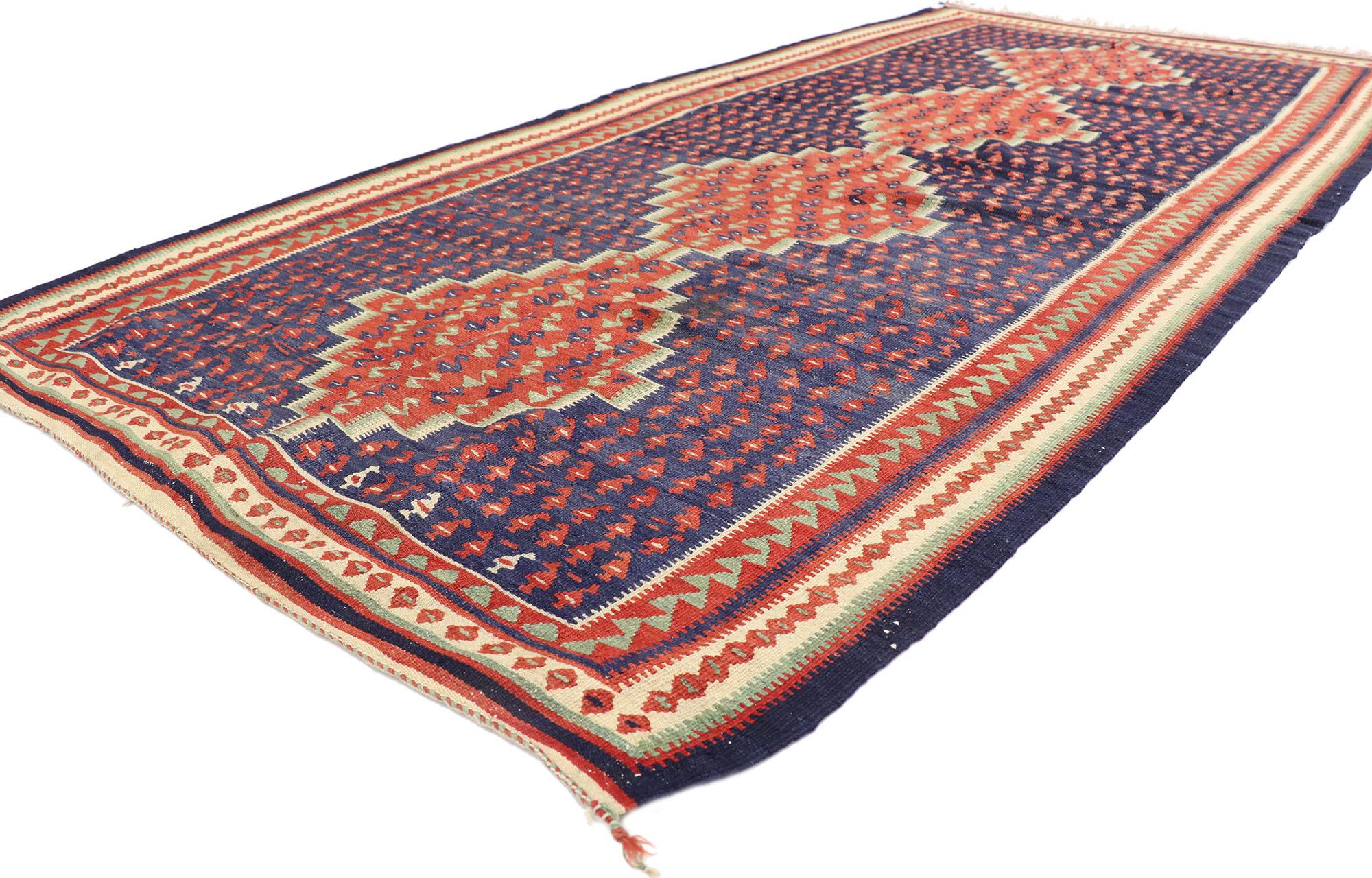 77940 Tappeto persiano vintage Bijar Kilim, 04'07 x 09'00.
Intraprendi un viaggio affascinante in cui il fascino nomade si fonde con grazia con l'incanto tribale nel nostro tappeto kilim persiano vintage in lana tessuto a mano Bijar. Radicato nella