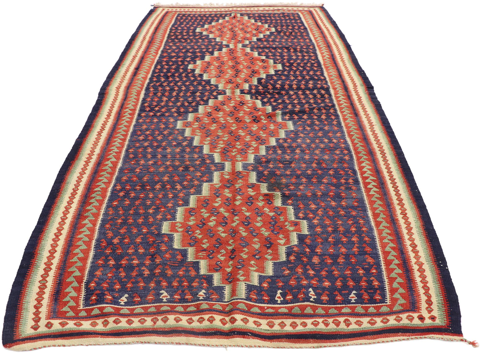 Persiano Vintage Persian Bijar Kilim Rug, il fascino nomade incontra l'incanto tribale in vendita
