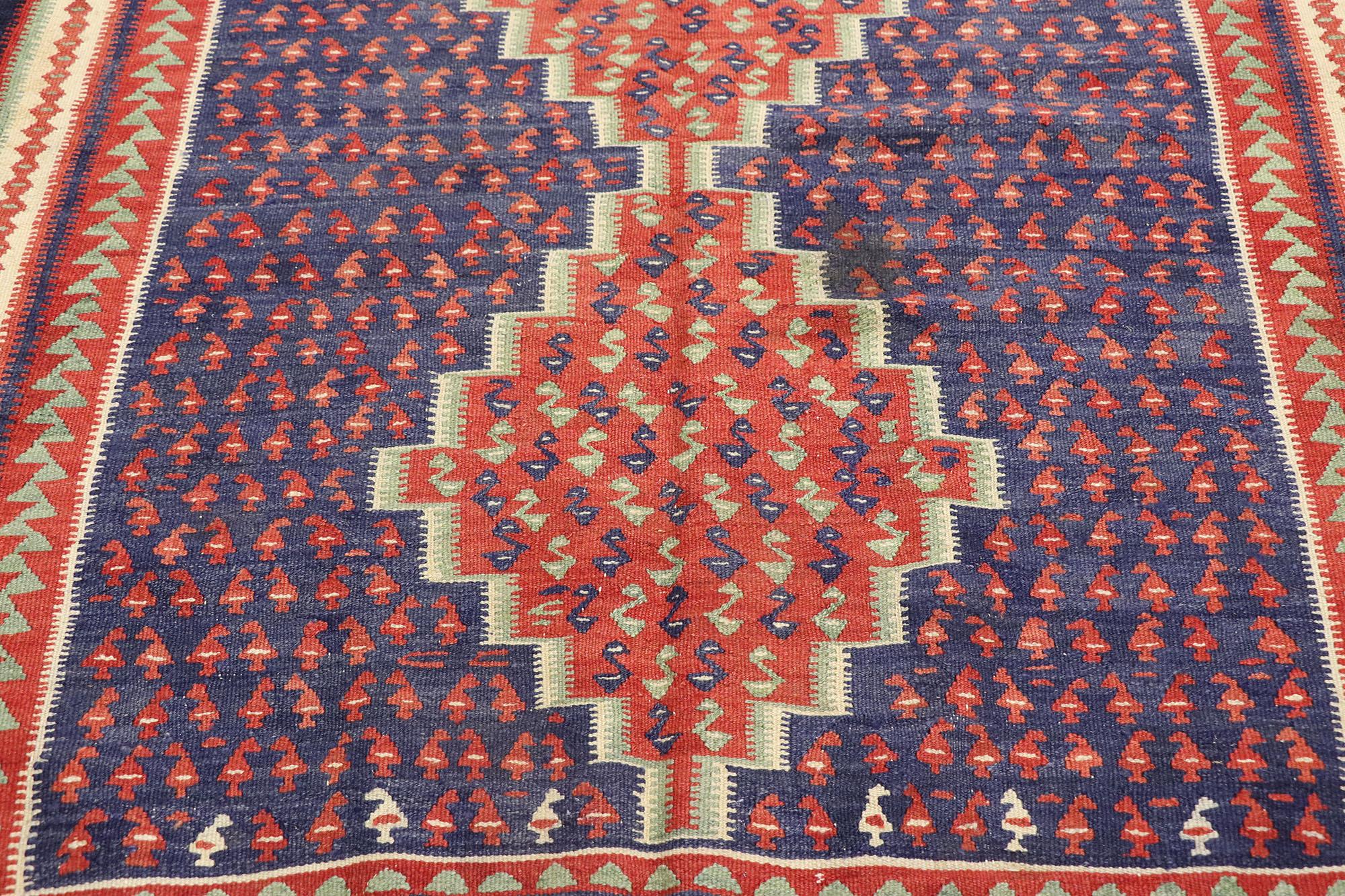 Tessuto a mano Vintage Persian Bijar Kilim Rug, il fascino nomade incontra l'incanto tribale in vendita