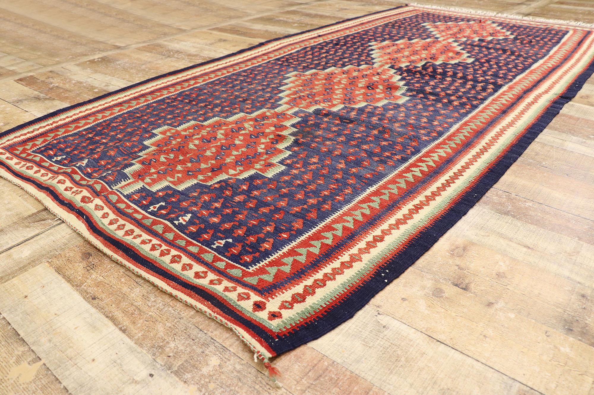 XX secolo Vintage Persian Bijar Kilim Rug, il fascino nomade incontra l'incanto tribale in vendita