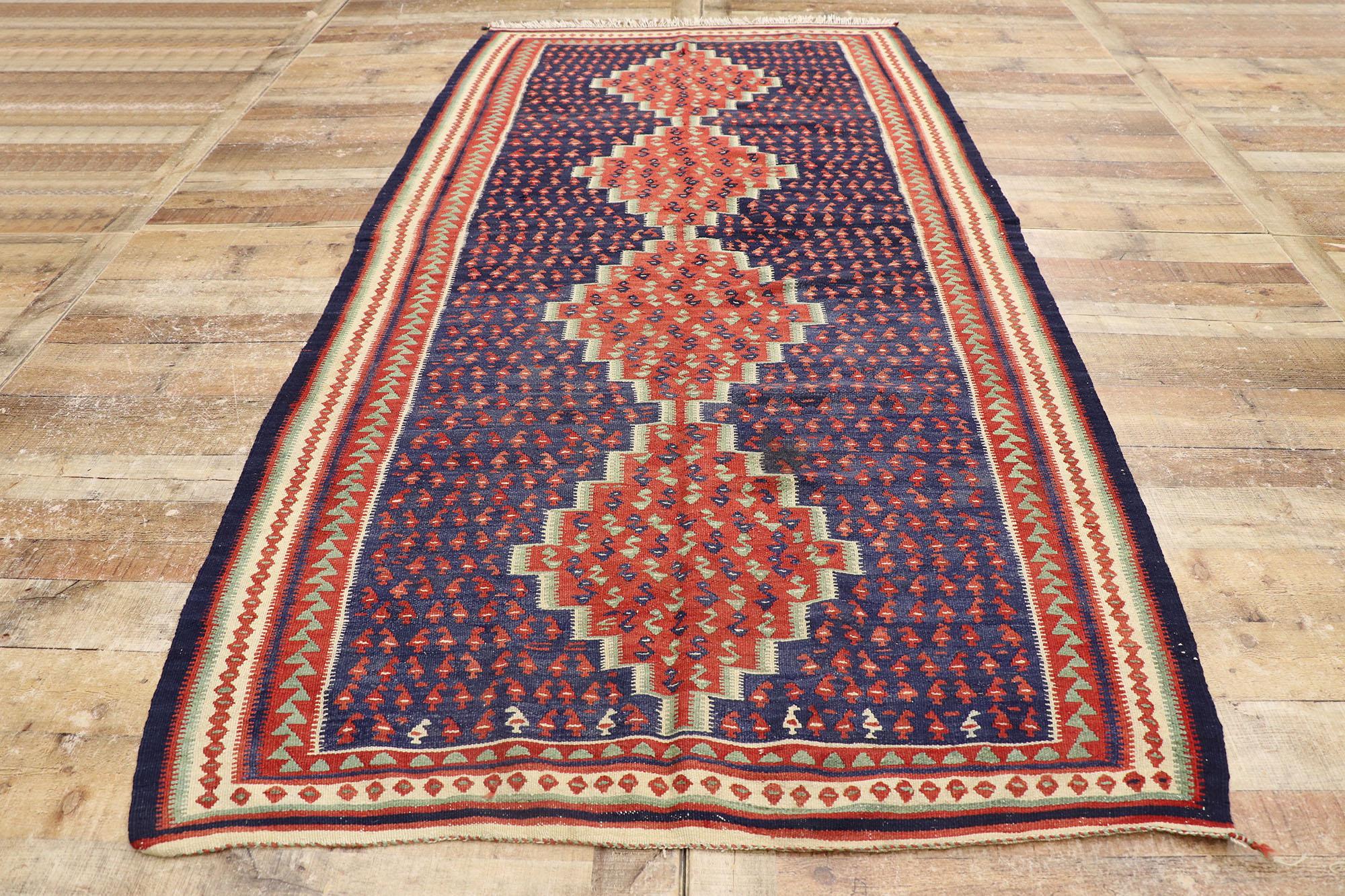 Lana Vintage Persian Bijar Kilim Rug, il fascino nomade incontra l'incanto tribale in vendita