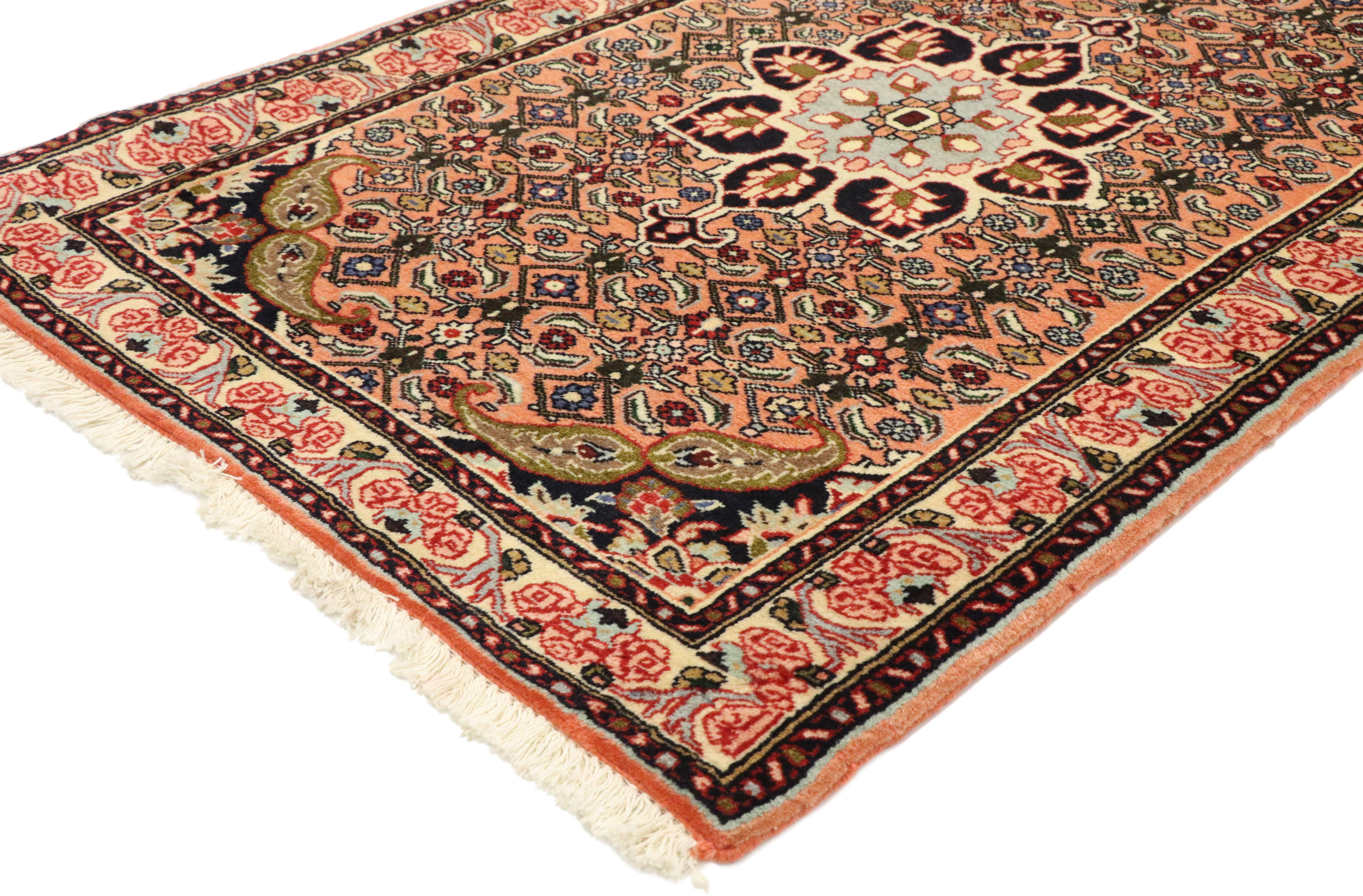 76063, tapis Persan Bijar vintage avec design en médaillon et style traditionnel. Ce tapis Bijar persan vintage en laine nouée à la main présente une palette de couleurs composée de rose saumon, de gris pâle, d'olive, de noir, de rouge et de crème.