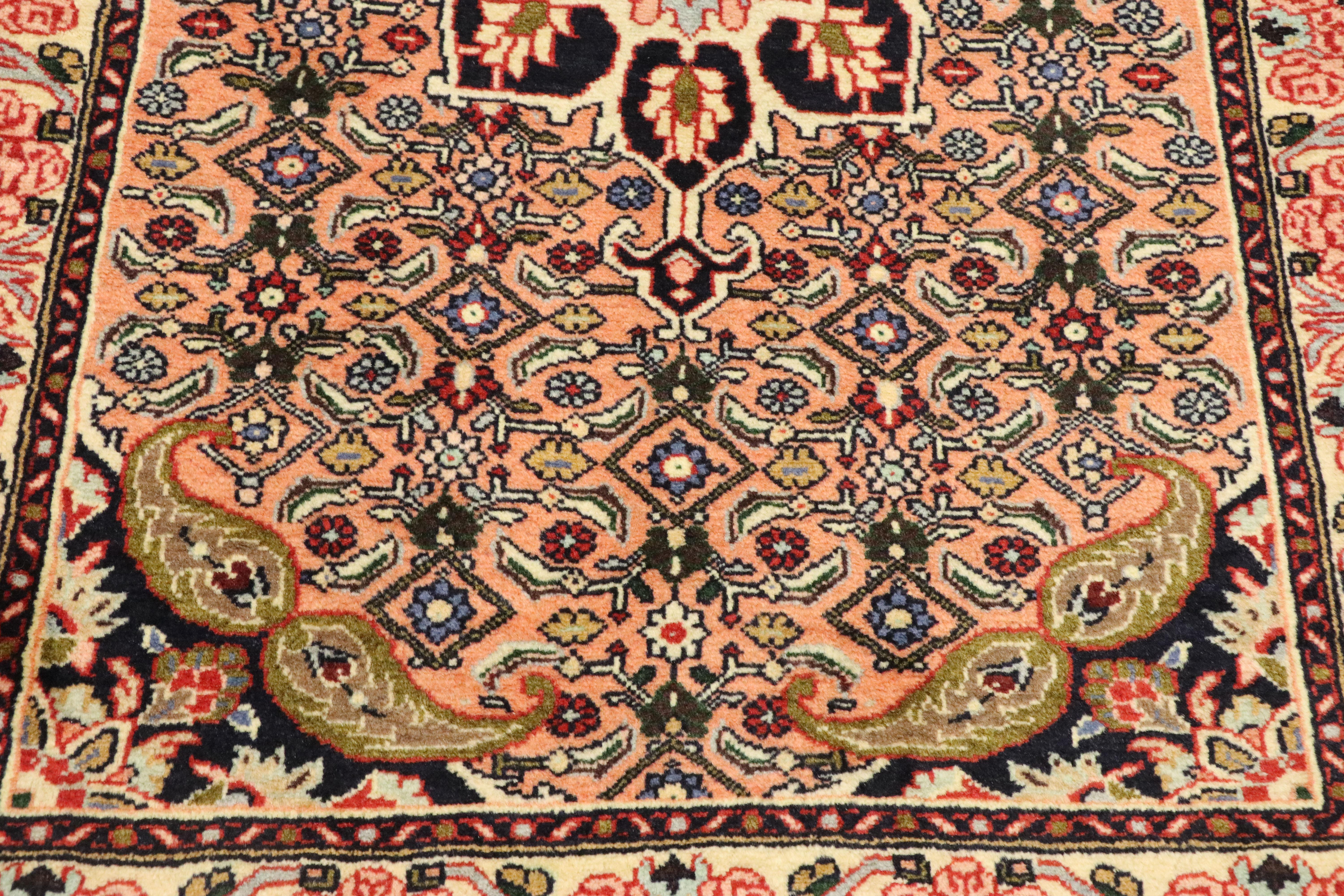 Perse Tapis persan Bijar vintage avec motif de médaillon et style traditionnel en vente