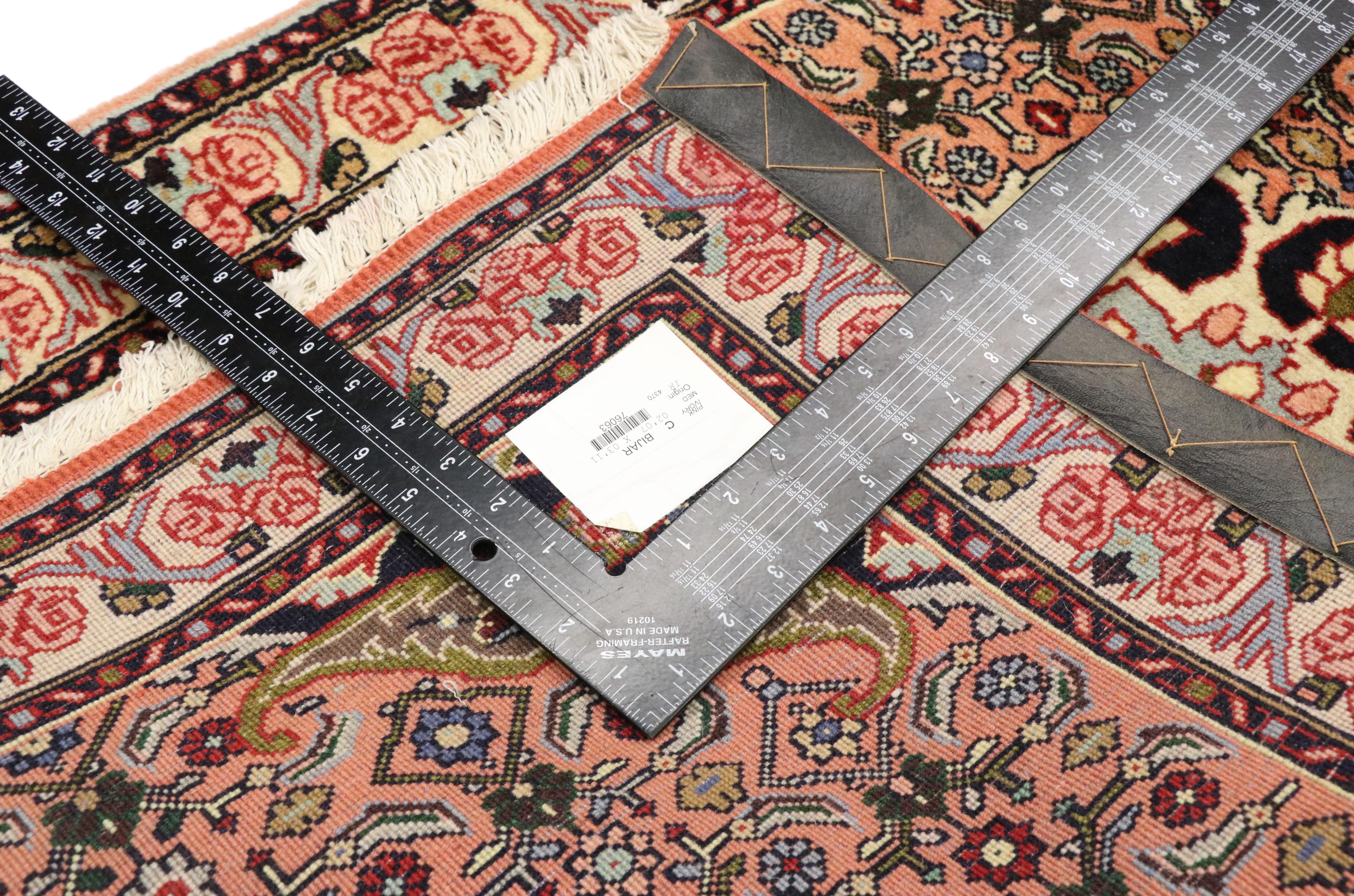 Noué à la main Tapis persan Bijar vintage avec motif de médaillon et style traditionnel en vente