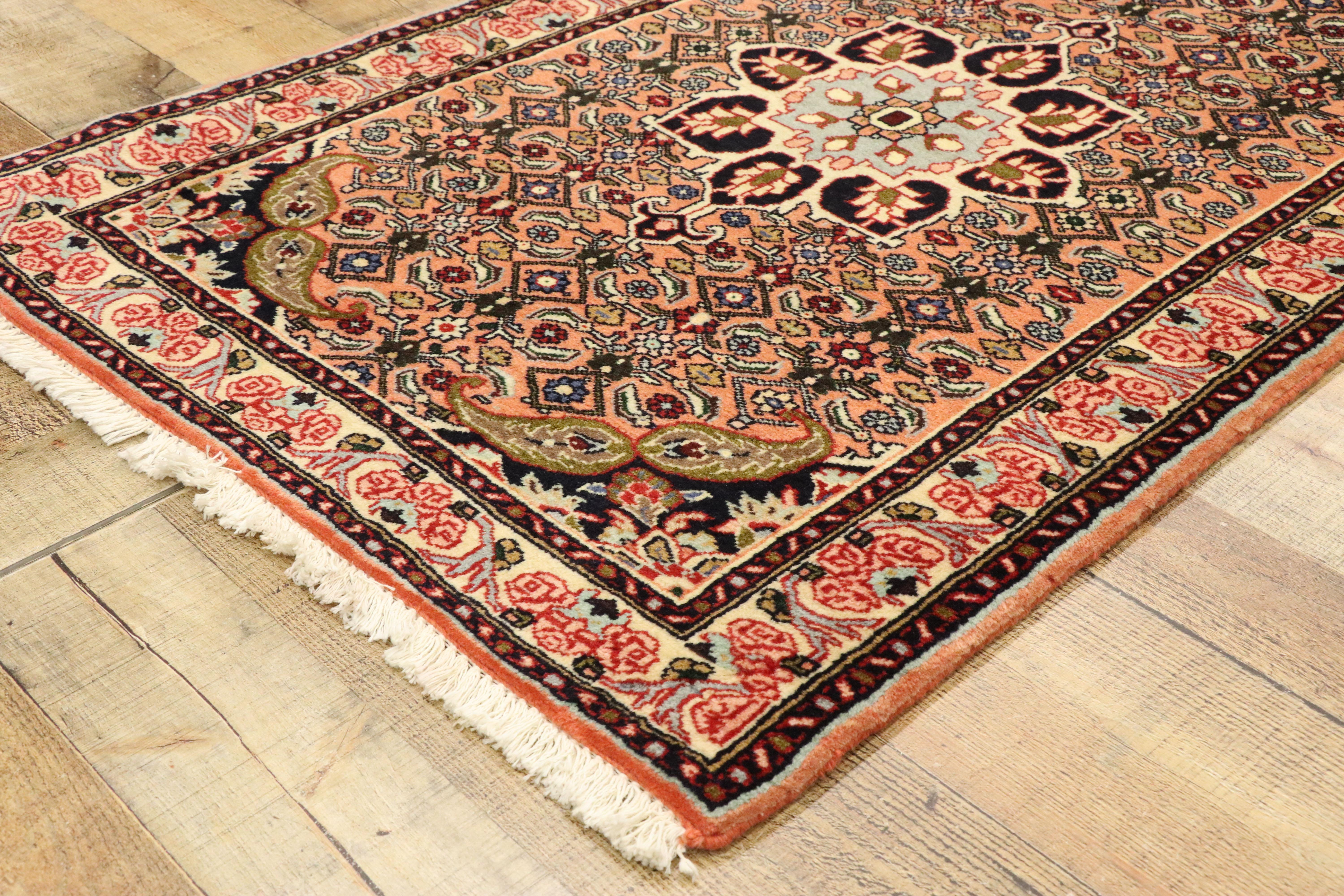 Tapis persan Bijar vintage avec motif de médaillon et style traditionnel Bon état - En vente à Dallas, TX