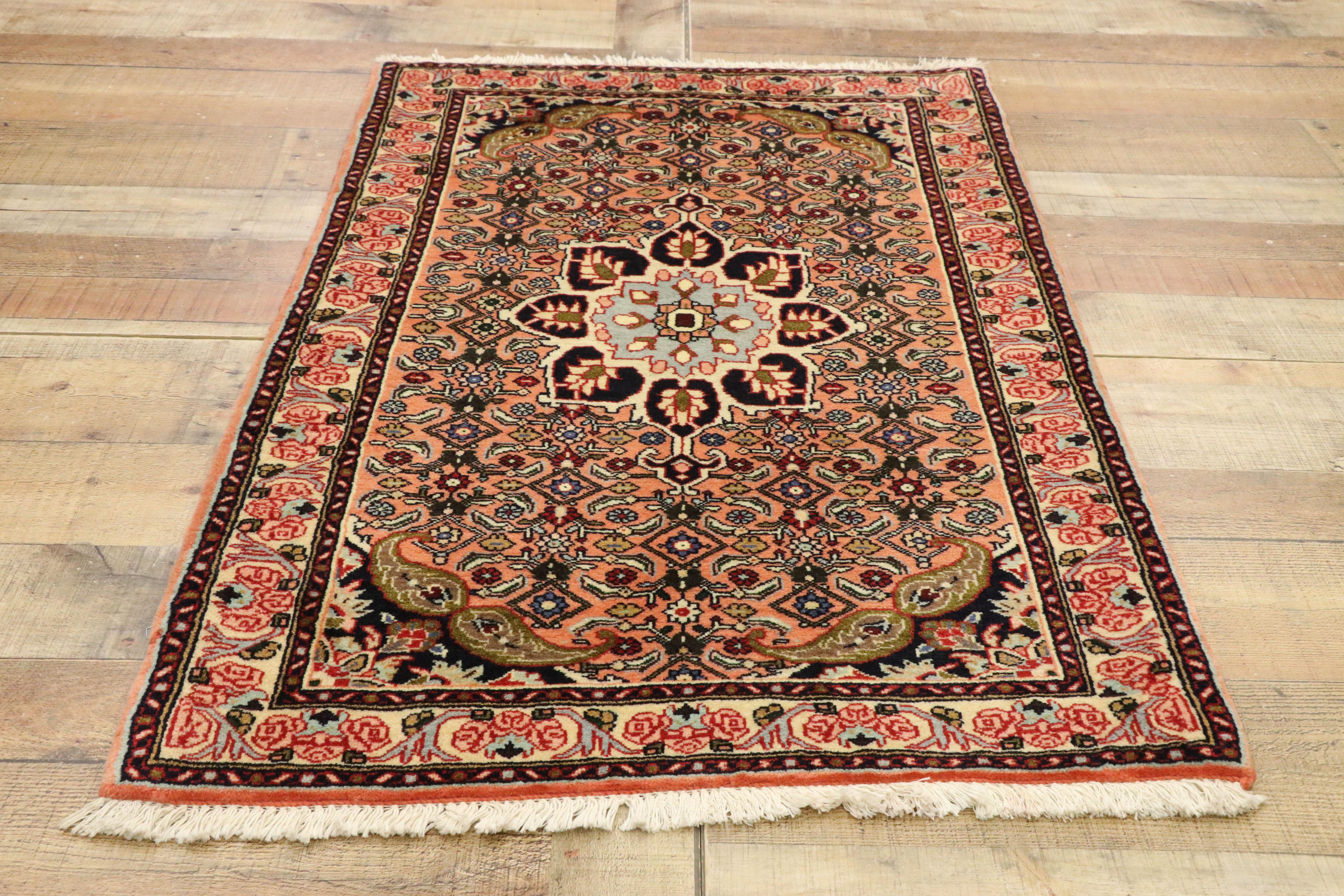 20ième siècle Tapis persan Bijar vintage avec motif de médaillon et style traditionnel en vente