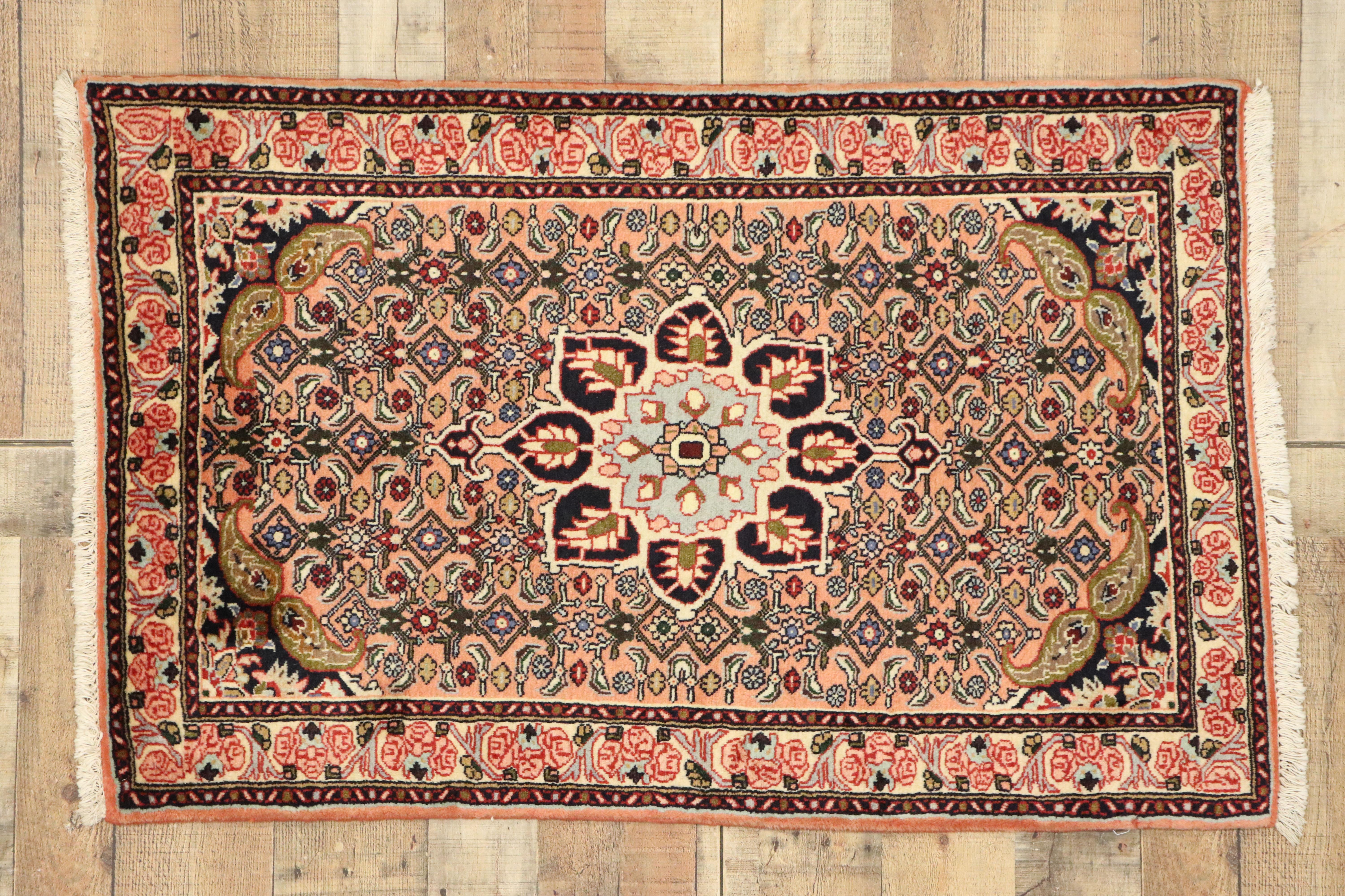Laine Tapis persan Bijar vintage avec motif de médaillon et style traditionnel en vente