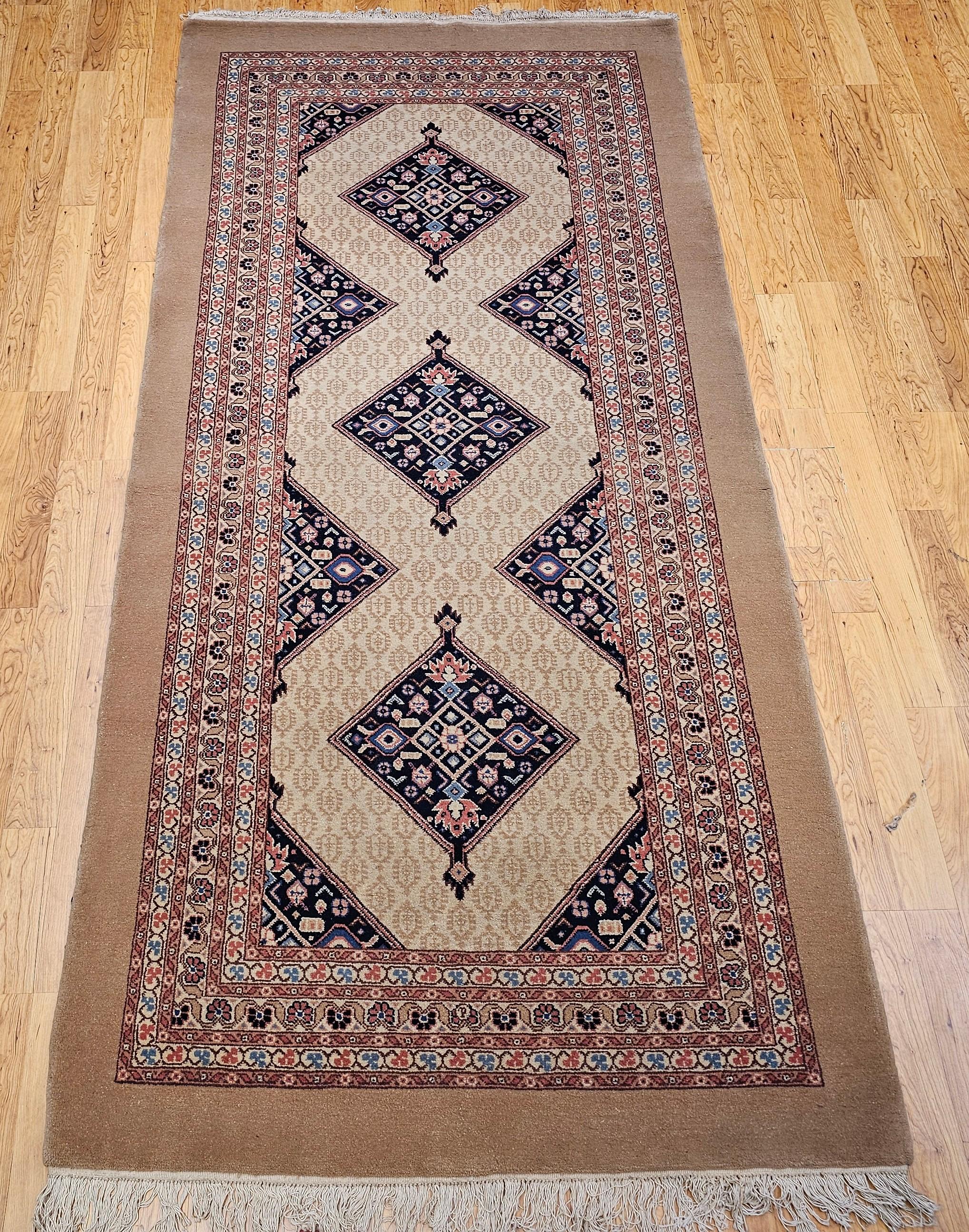 Dieser exquisite persische Malayer-Teppich aus Kamelhaar aus der Mitte des 20. Jahrhunderts, ein seltenes Stück in Galerie- oder Korridorgröße, das zeitlose Raffinesse ausstrahlt, wertet Ihre Einrichtung auf. Das Mitte des 19. Jahrhunderts