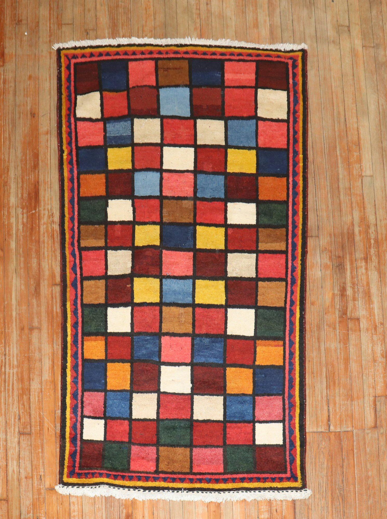 Persischer Gabbeh-Teppich aus der Mitte des 20. Jahrhunderts mit durchgehendem Schachbrettmuster

Maße: 4'' x 7'