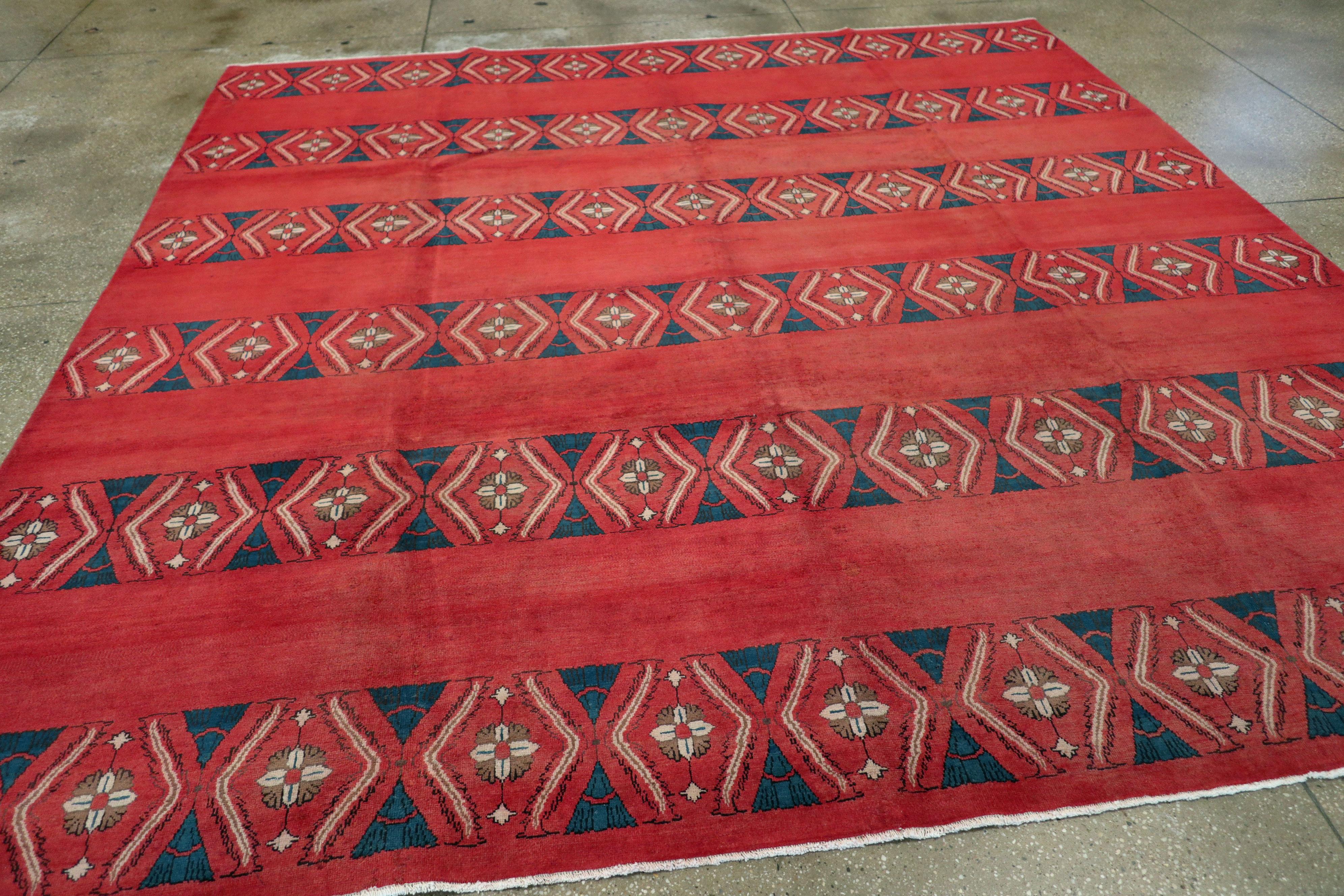 Vintage Persian Deco Rug In Good Condition In New York, NY
