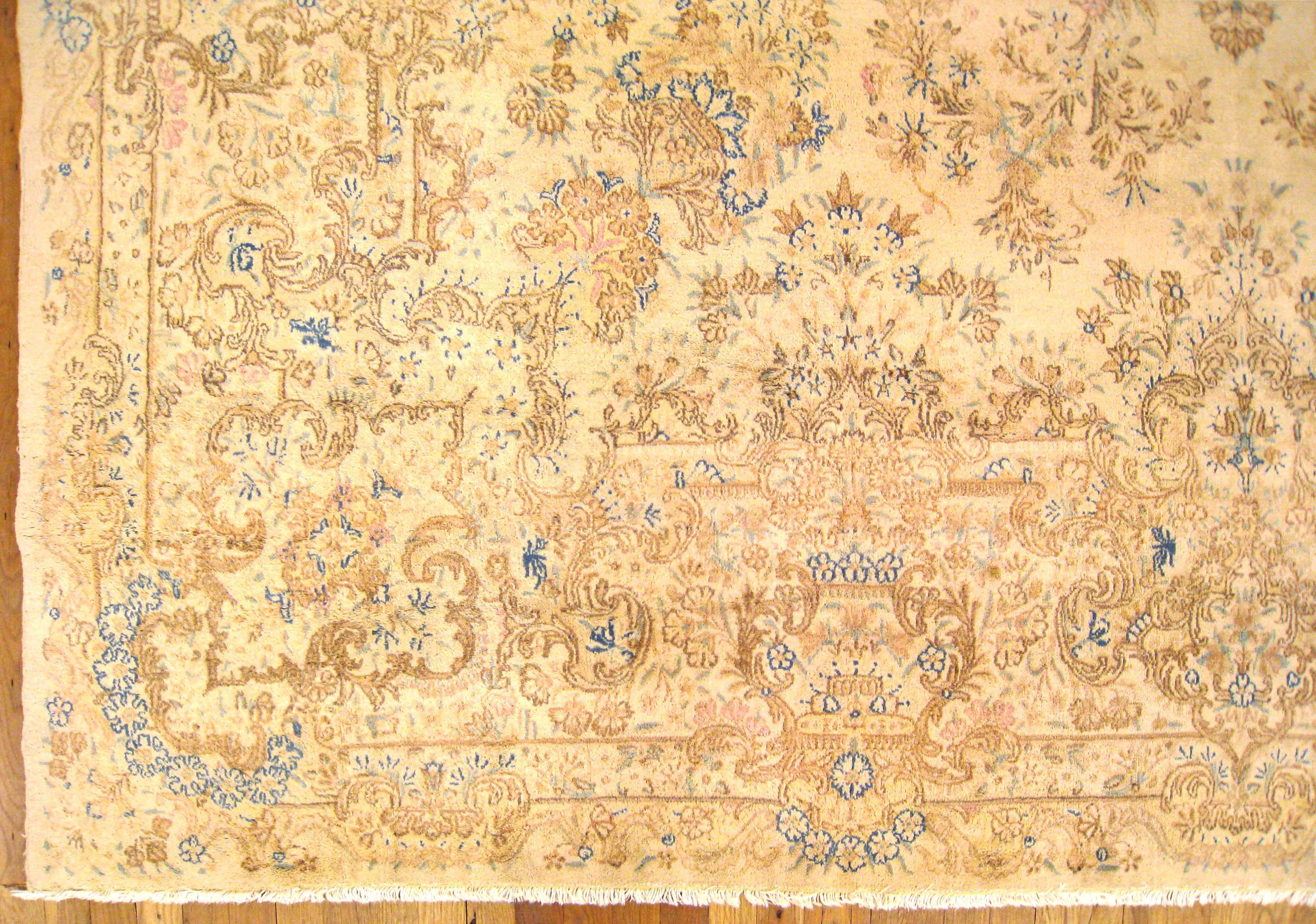 Persischer dekorativer Orienta Kerman-Teppich in Zimmergröße  (Handgeknüpft) im Angebot