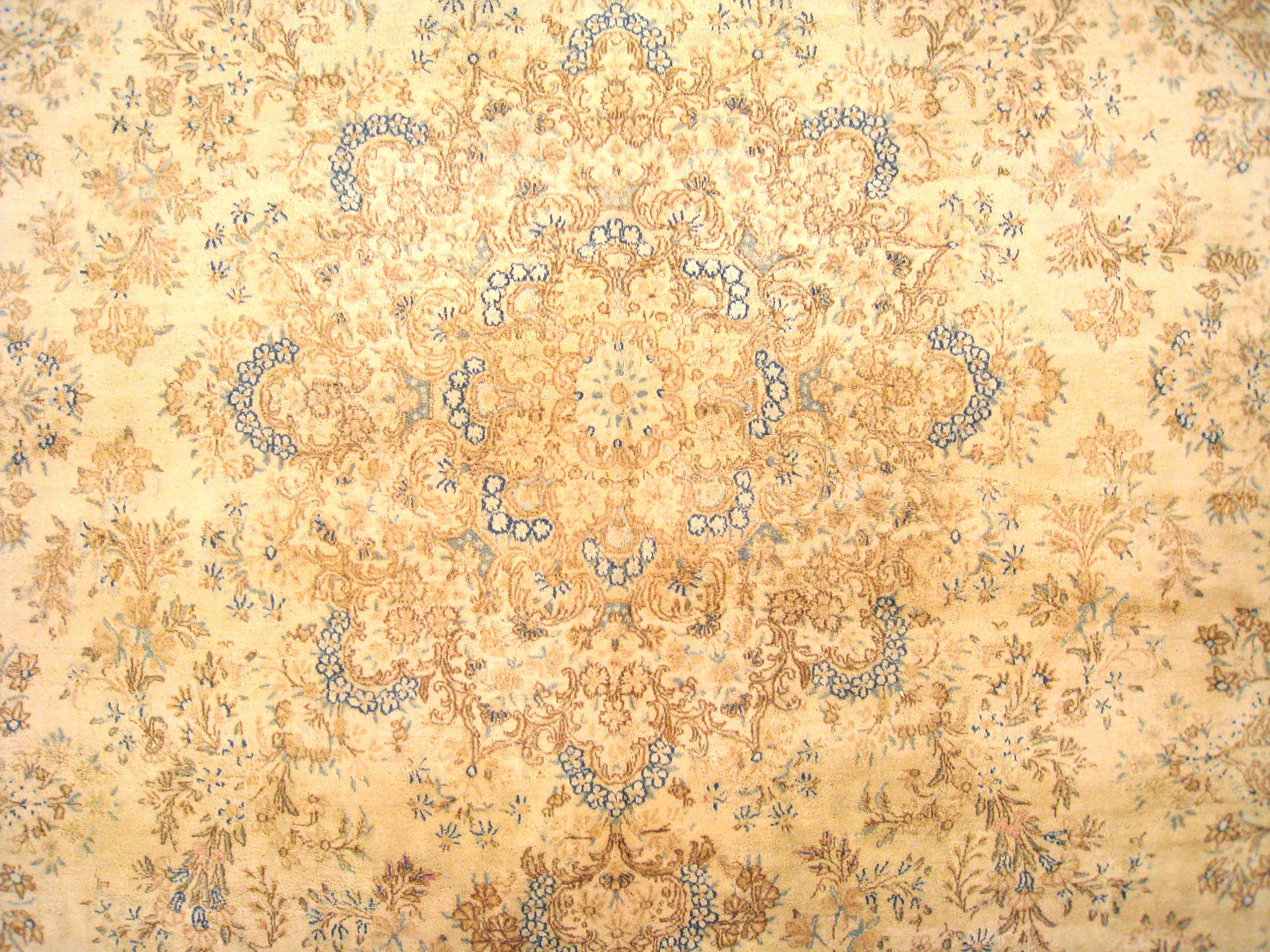 Persischer dekorativer Orienta Kerman-Teppich in Zimmergröße  im Zustand „Gut“ im Angebot in New York, NY