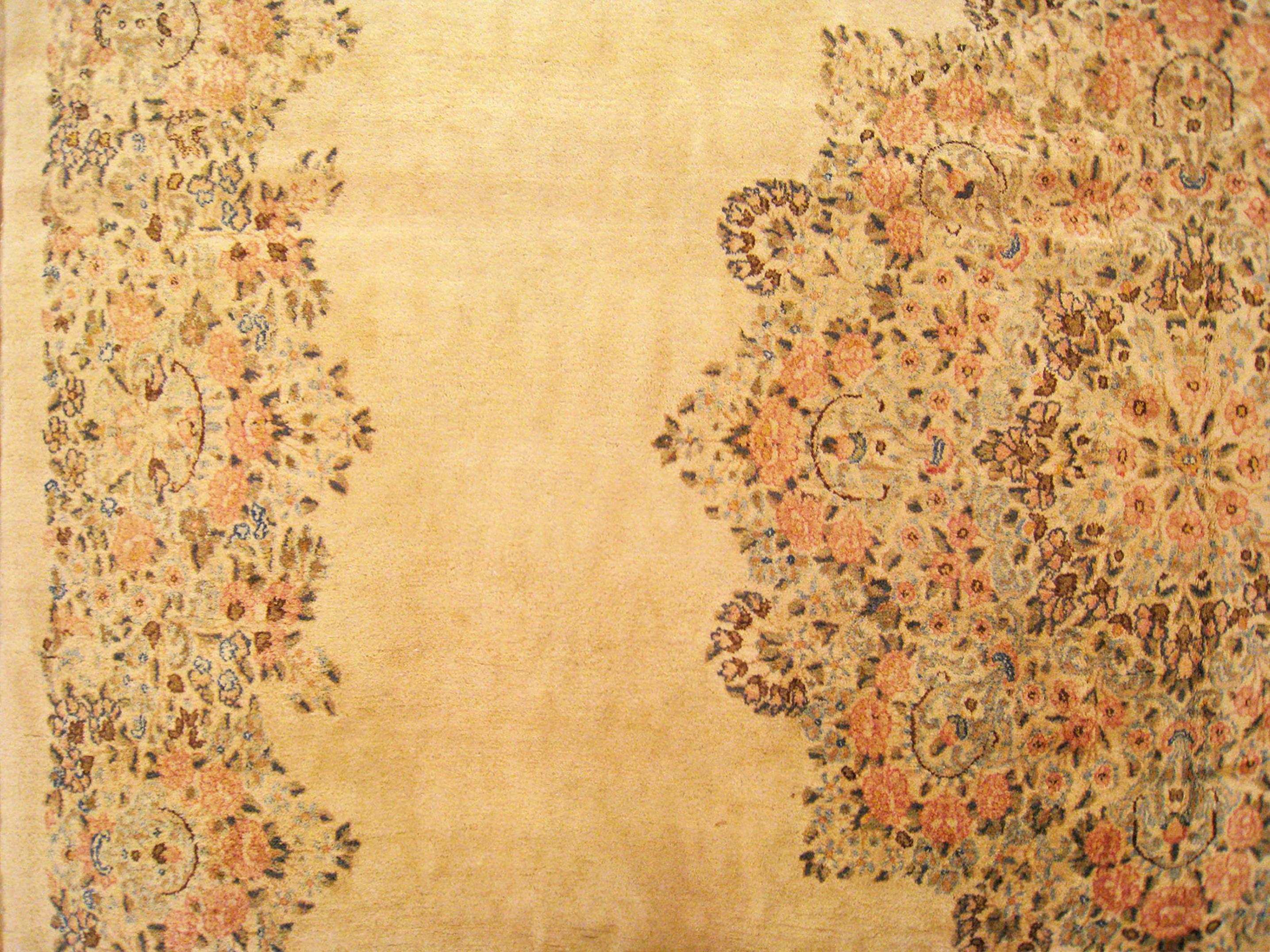 Persischer dekorativer Orienta Kerman-Teppich in Zimmergröße  (Wolle) im Angebot