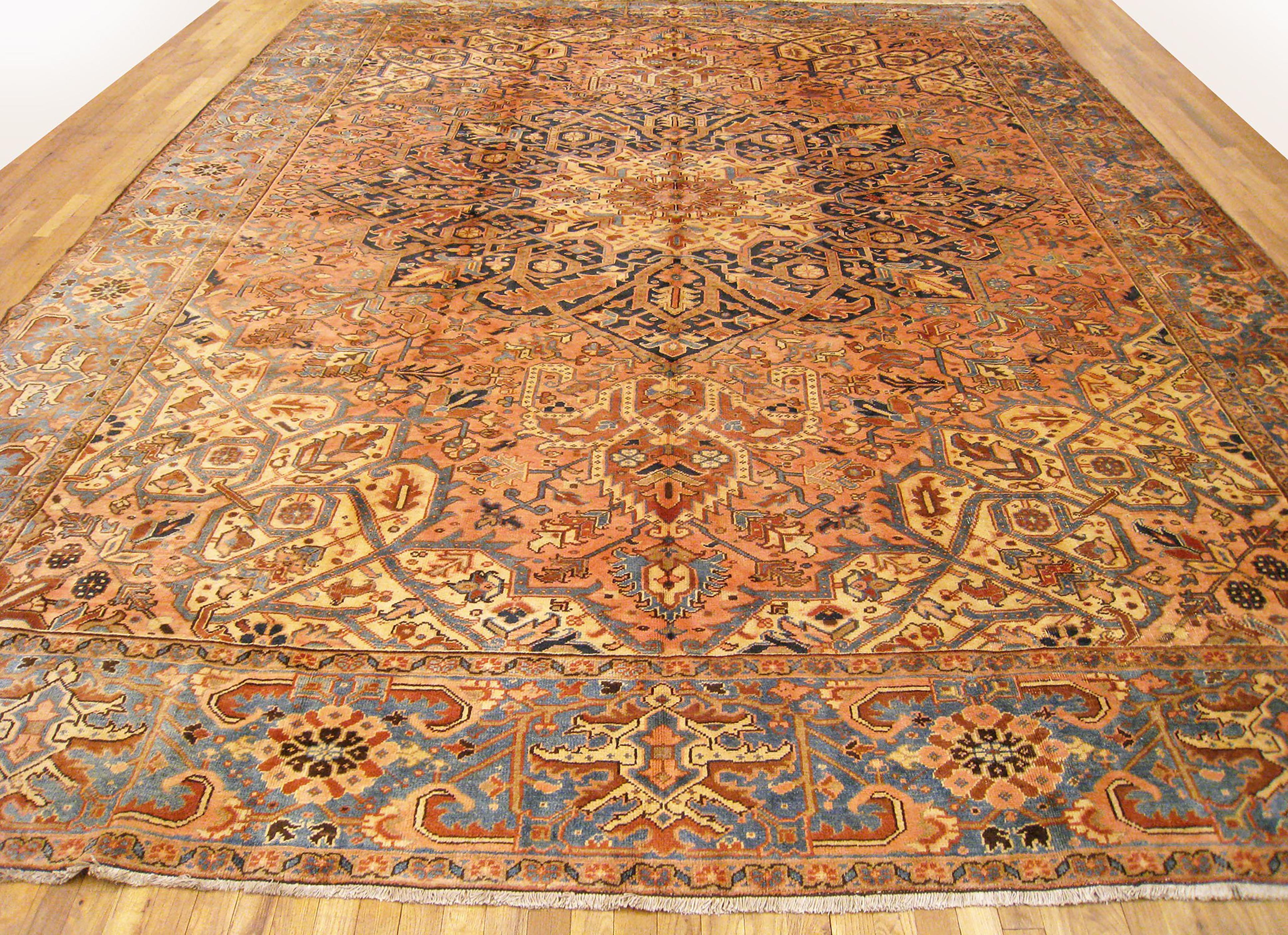 Perse Tapis Heriz oriental décoratif persan vintage de grande taille en vente