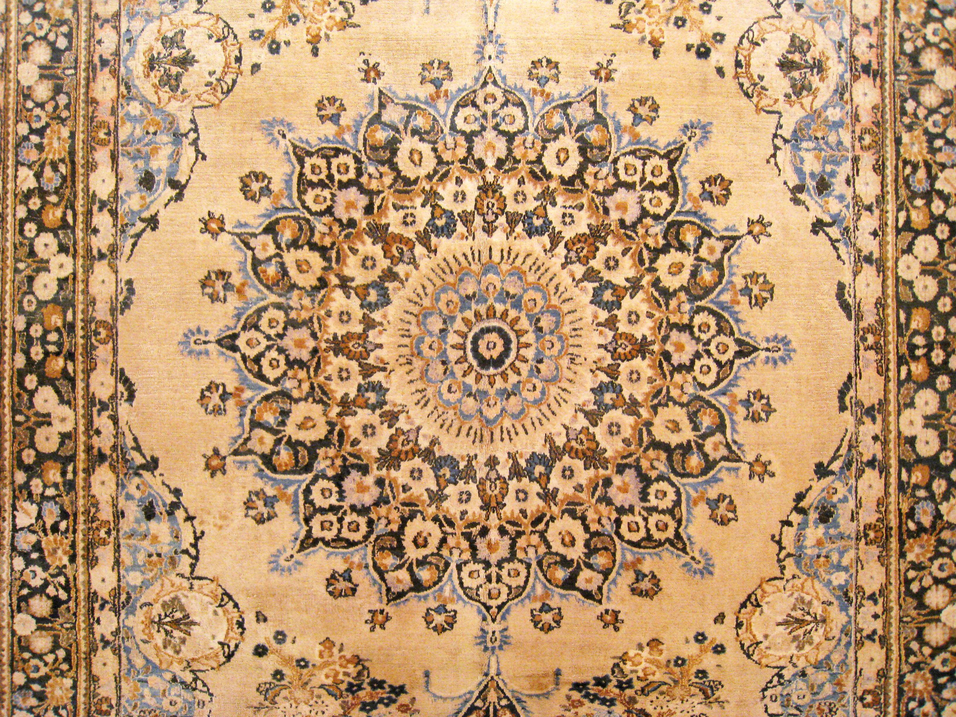 Dekorativer orientalischer Meshed-Teppich in Zimmergröße aus Persien im Zustand „Gut“ im Angebot in New York, NY